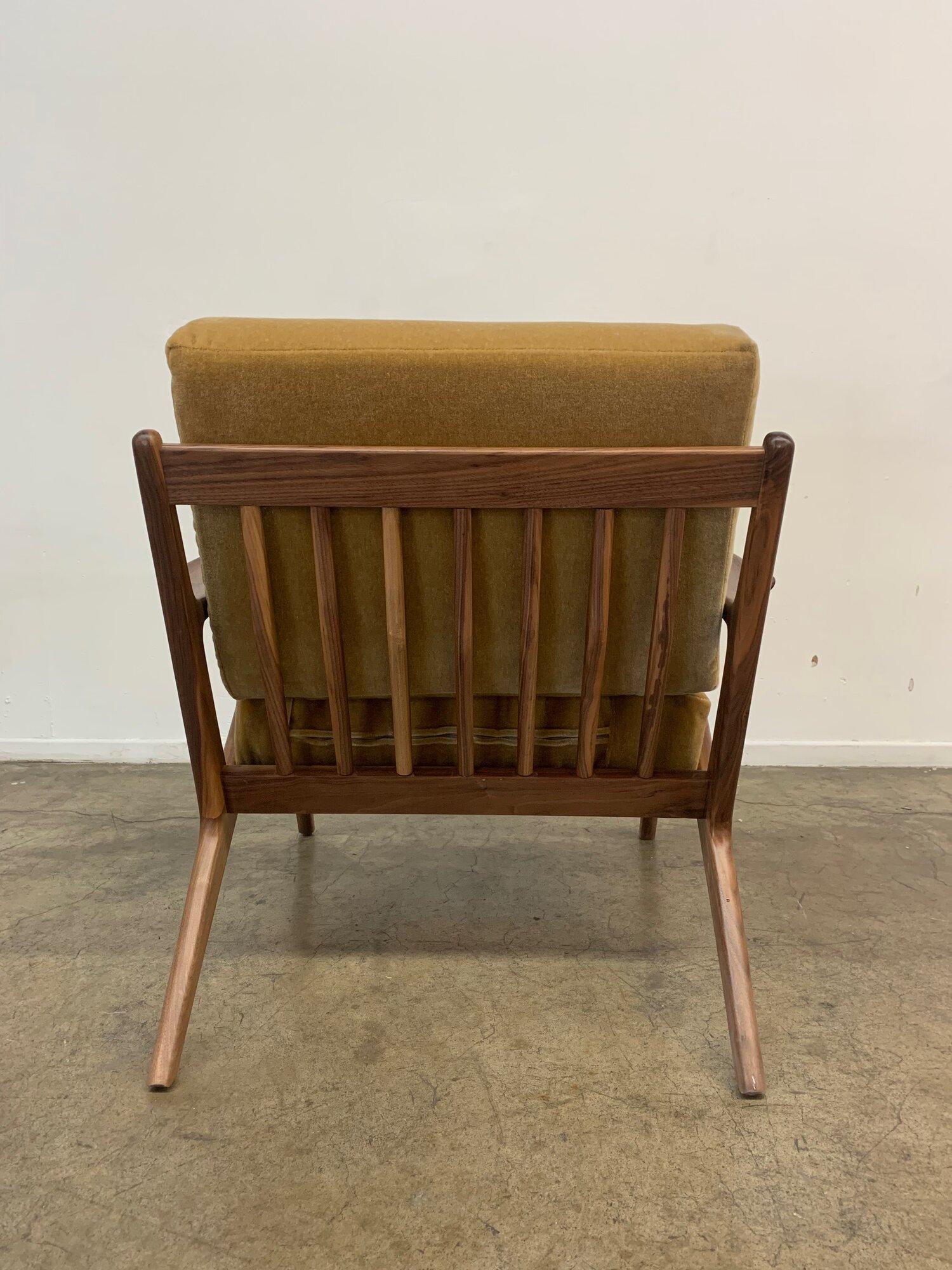 Mid Century Z chair in Walnut For Sale 5