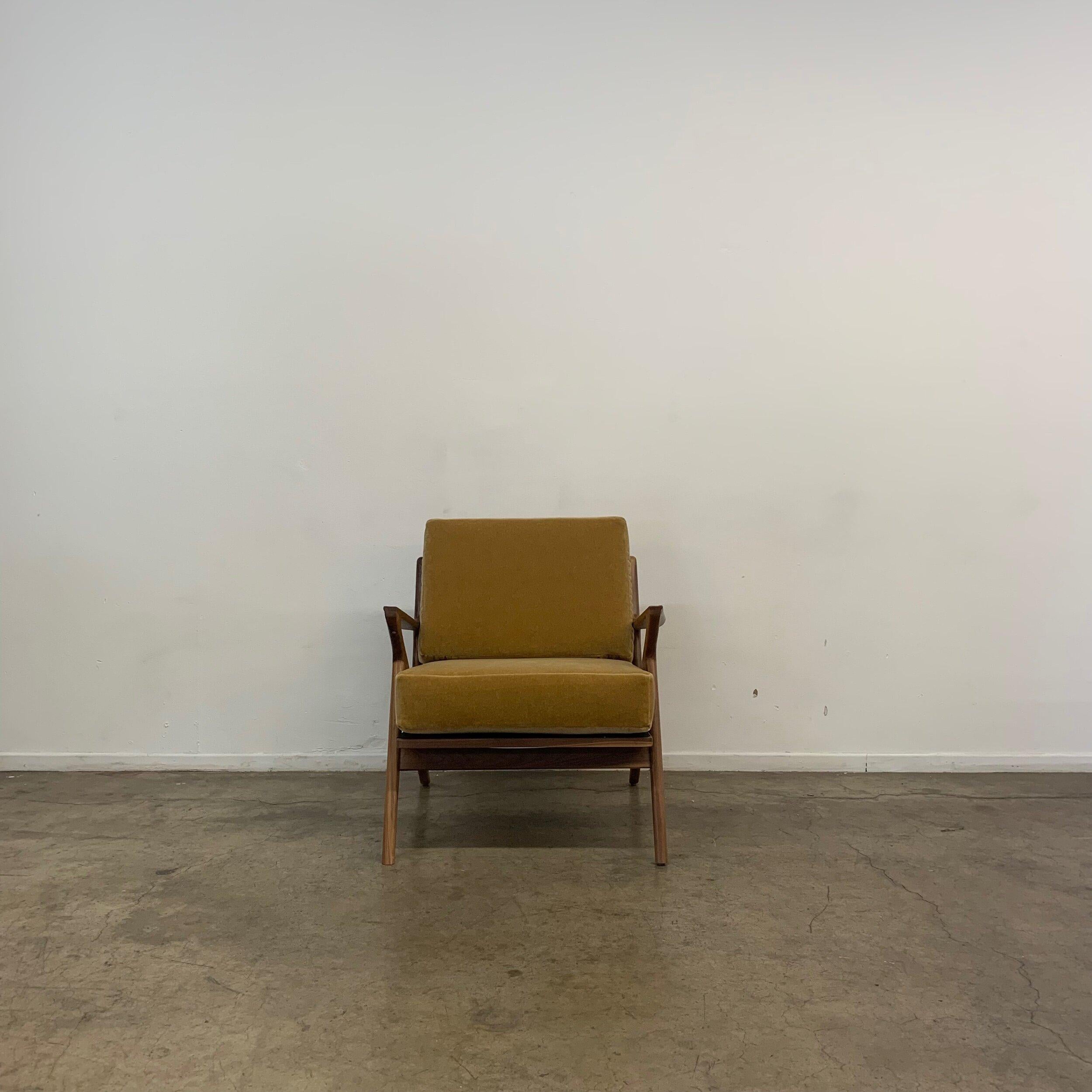 Mid Century Z chair in Walnut In Good Condition For Sale In Los Angeles, CA