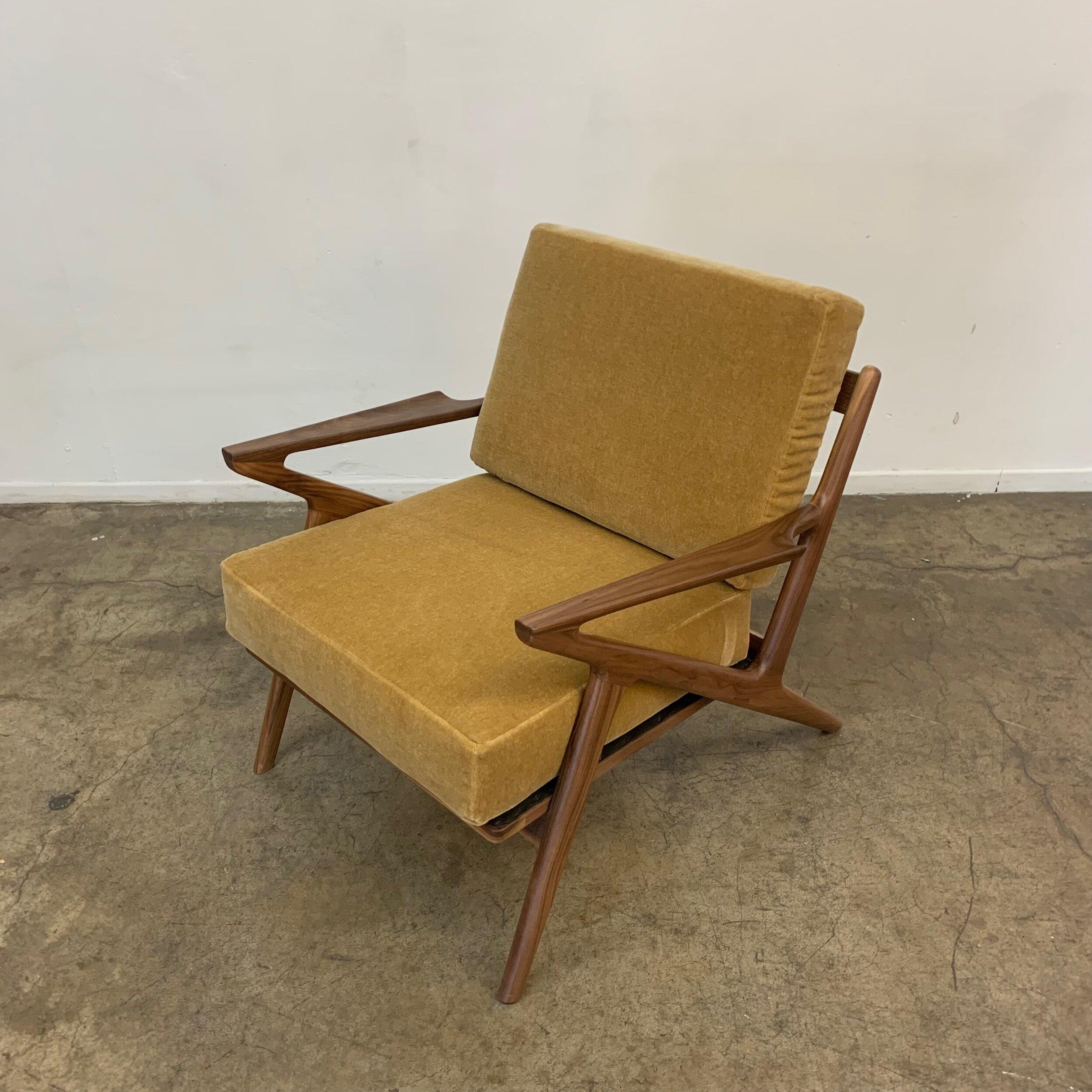 Mid Century Z chair in Walnut For Sale 1