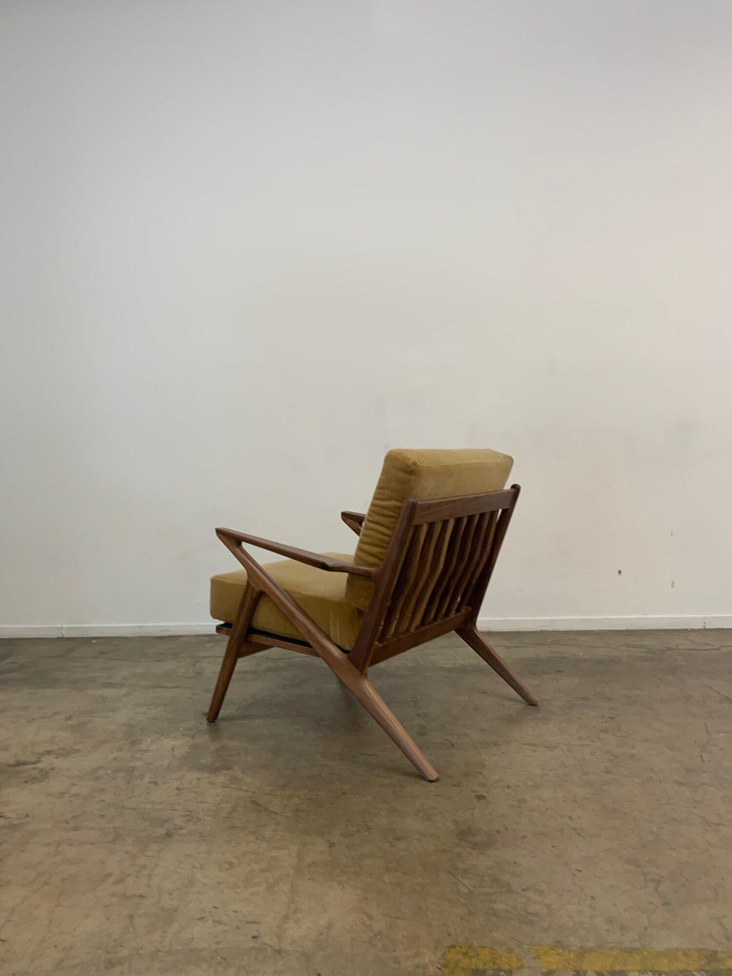 Mid Century Z chair in Walnut For Sale 2