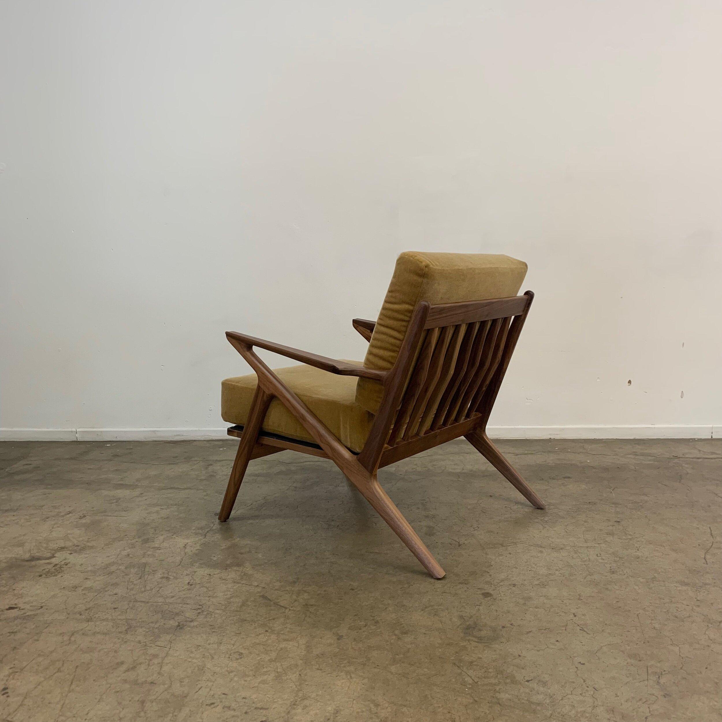 Mid Century Z chair in Walnut For Sale 3