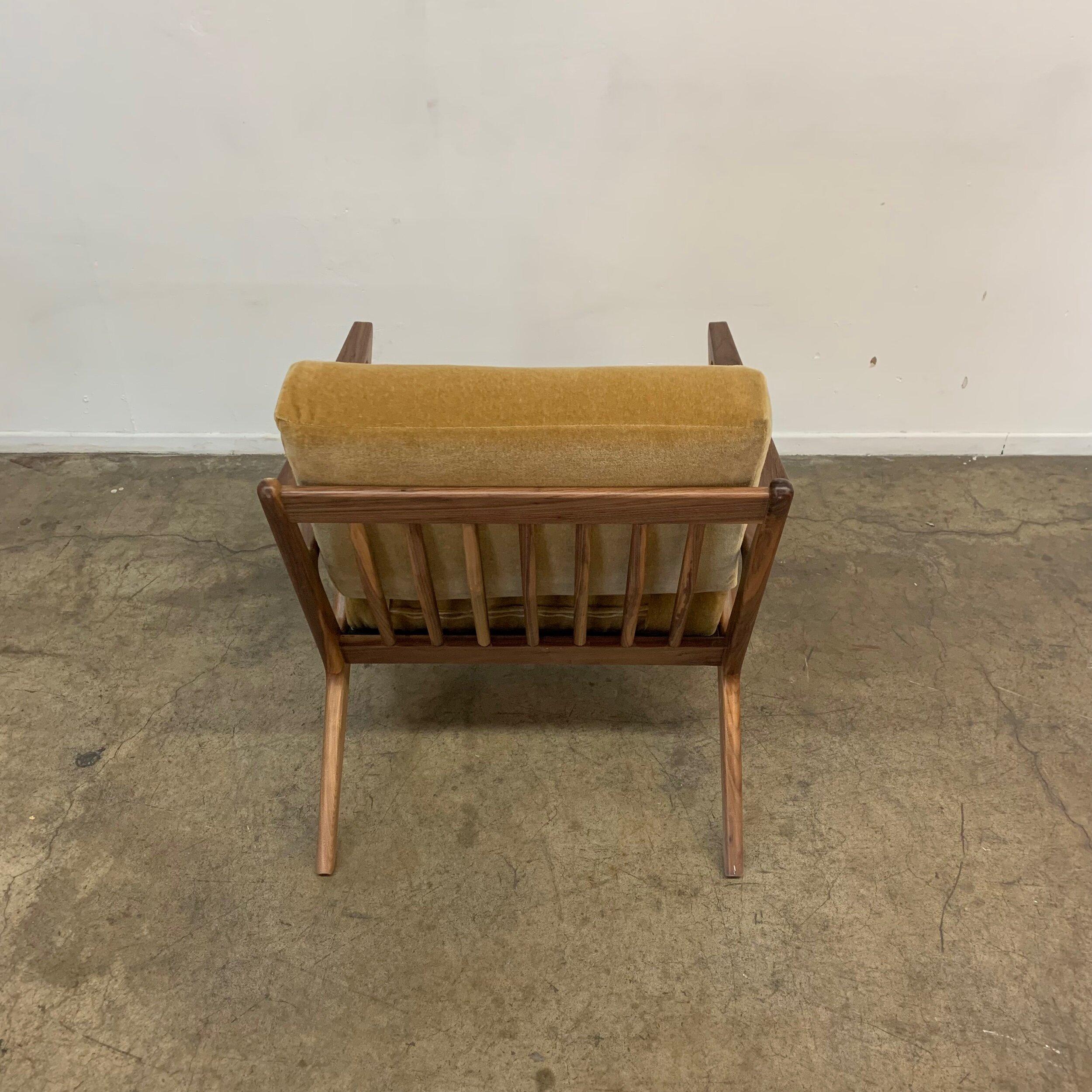 Mid Century Z chair in Walnut For Sale 4