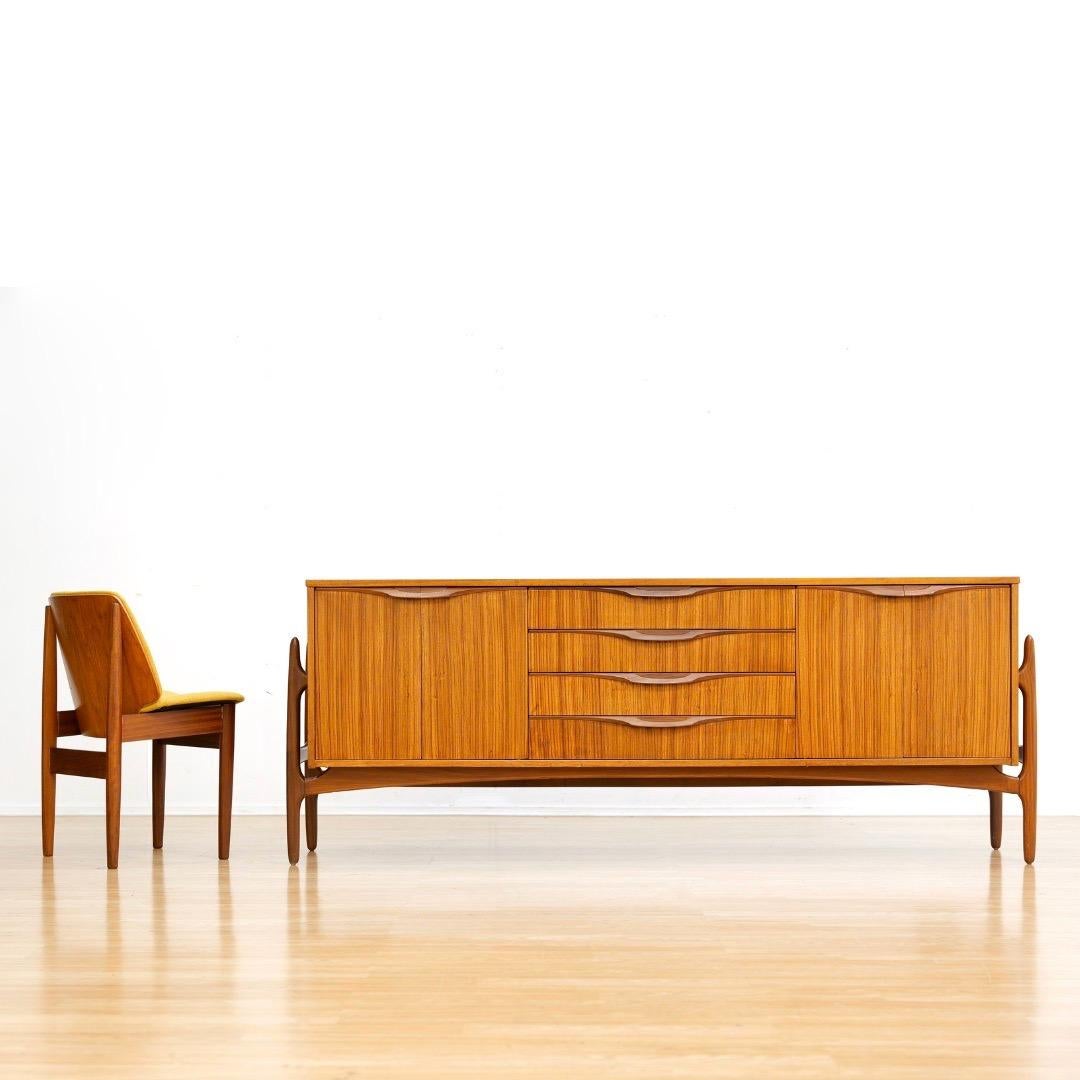 Britannico Credenza in zebrano di metà secolo di Elliots of Newbury in vendita