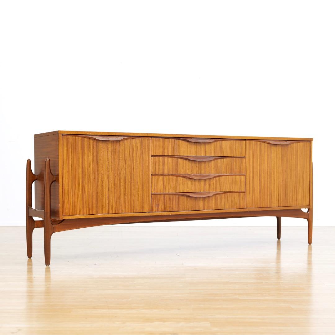 Credenza in zebrano di metà secolo di Elliots of Newbury In condizioni buone in vendita a Los Angeles, CA