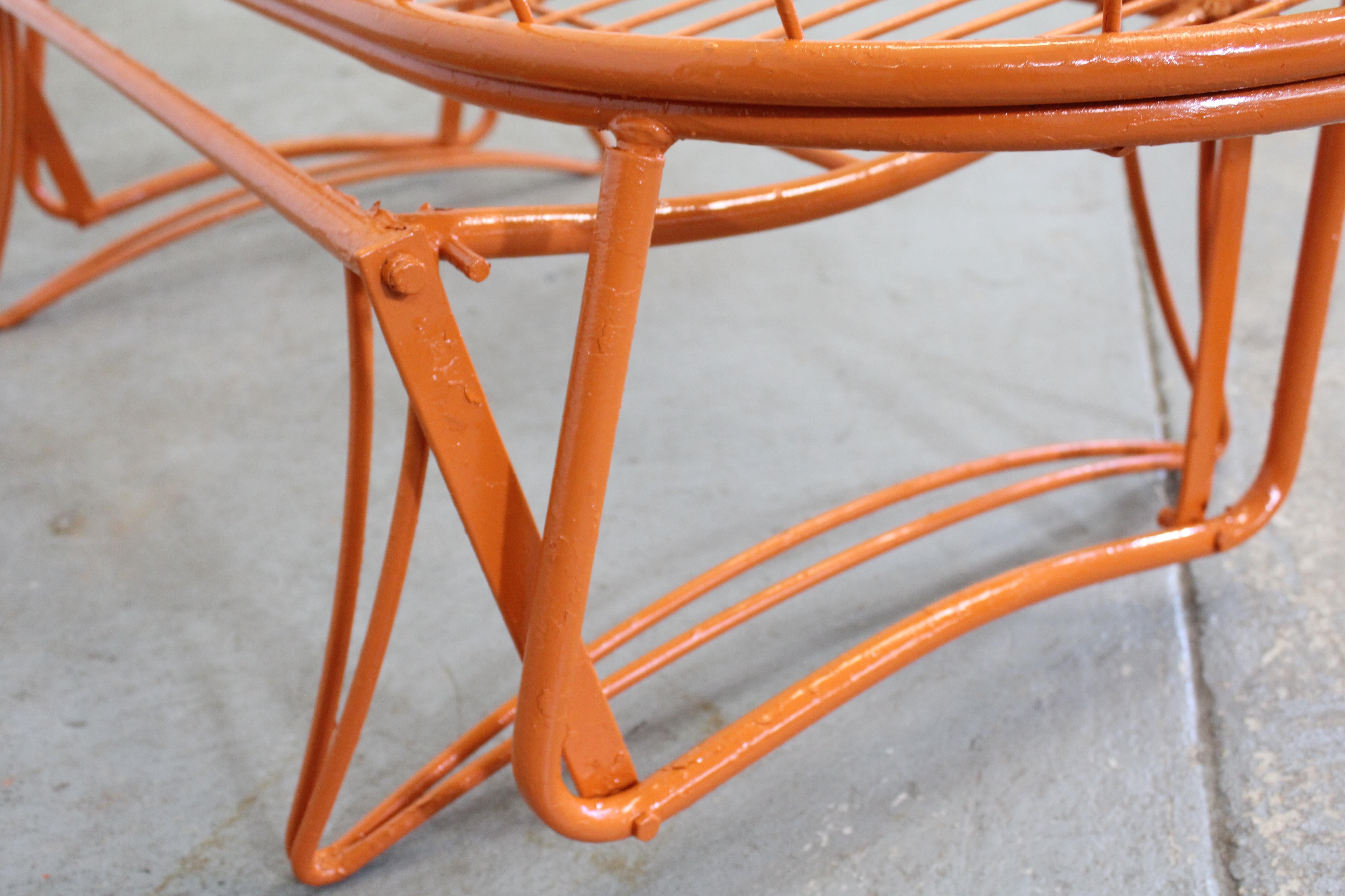 Mid-CenturyAtomic Orange Homecrest Outdoor Metal Curved Back Glider Bench In Good Condition In Wilmington, DE