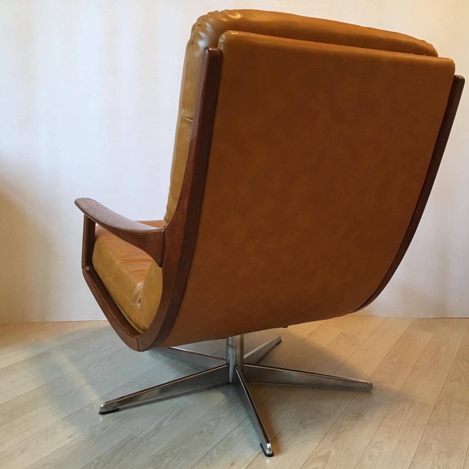 Mid-CenturyModern German Camel Leather Swivel Lounge Chair, 1960s In Good Condition In Riga, Latvia