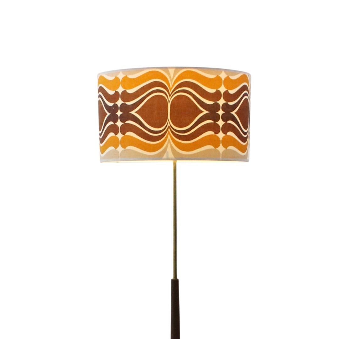 Mid CenturyTeak Standing Floor Lamp & Psychedelic Shade In Good Condition For Sale In Los Angeles, CA