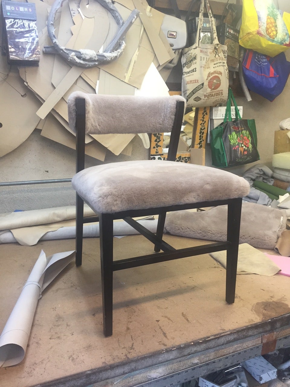 Una silla auxiliar a medida inspirada en el movimiento Bauhaus de los años veinte. Esta elegante silla tiene un aire futurista minimalista. Presenta refinadas patas cónicas con una tapicería detallada. Cada pieza está estampada. Tamaños y acabados