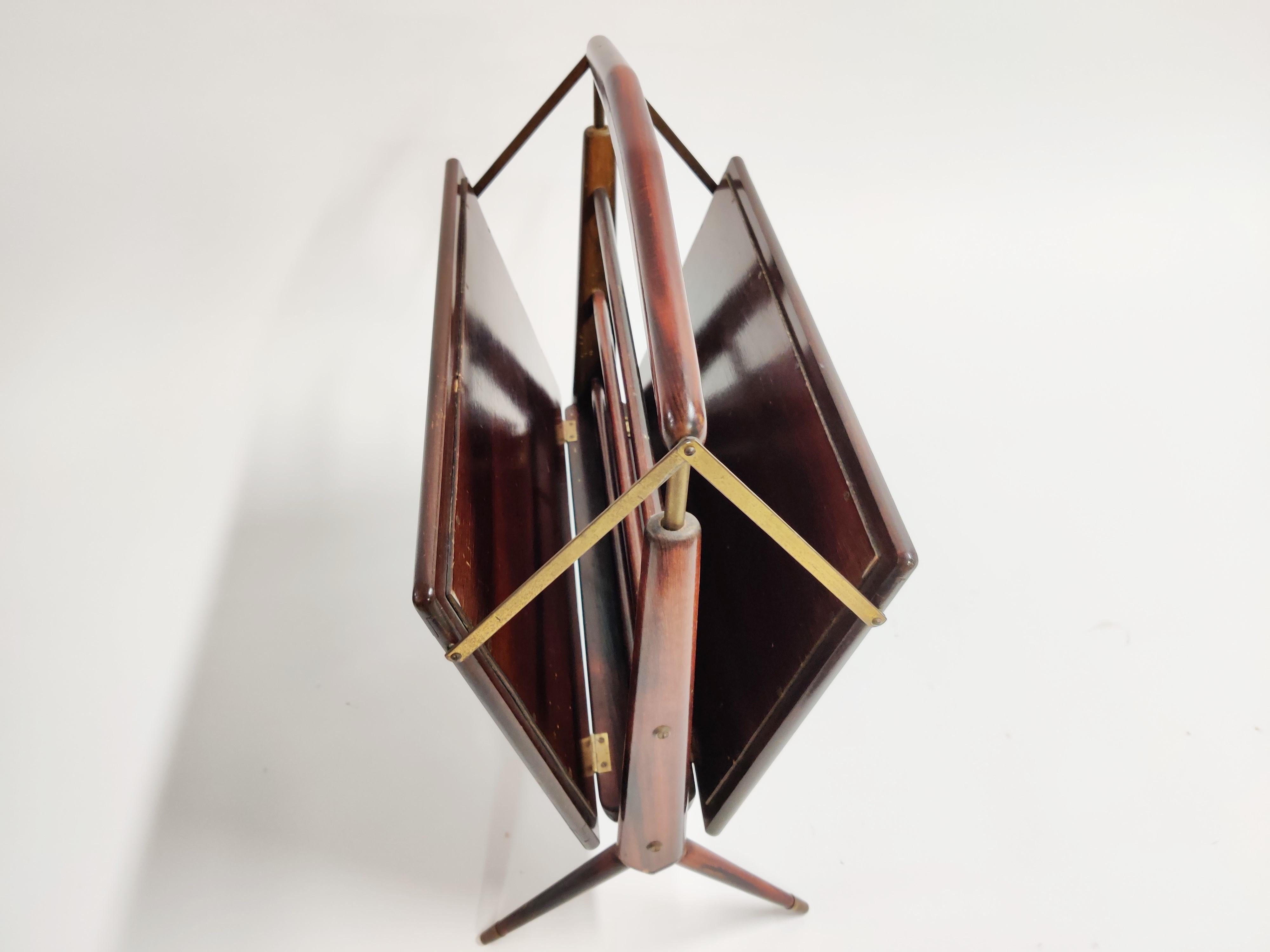 Elegant midcentury magazine holder by Ico Parisi with prints.

This foldable magazine holder is made from rosewood and brass.

Good condition, with slight user traces.

1950s, Italy

Dimensions:

Height 57cm/22.44