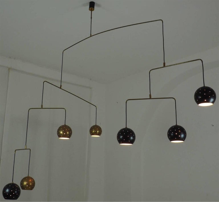 Mid Century Brass Black Large Mobile Chandelier, “ Magico e Meditativo“ 20th C In Excellent Condition For Sale In Milano, IT