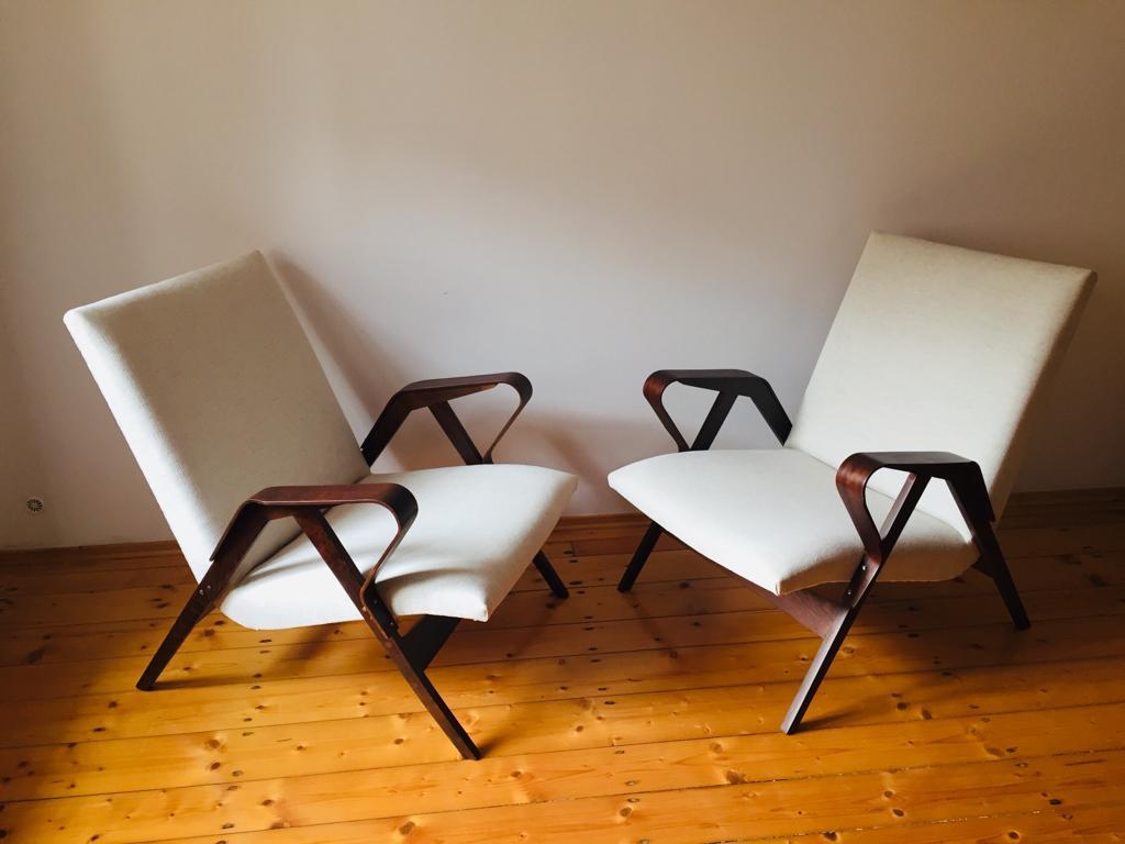 Mid-Centuy Set of Two Armchairs And Stool from Tatra  In Good Condition For Sale In Vienna, AT