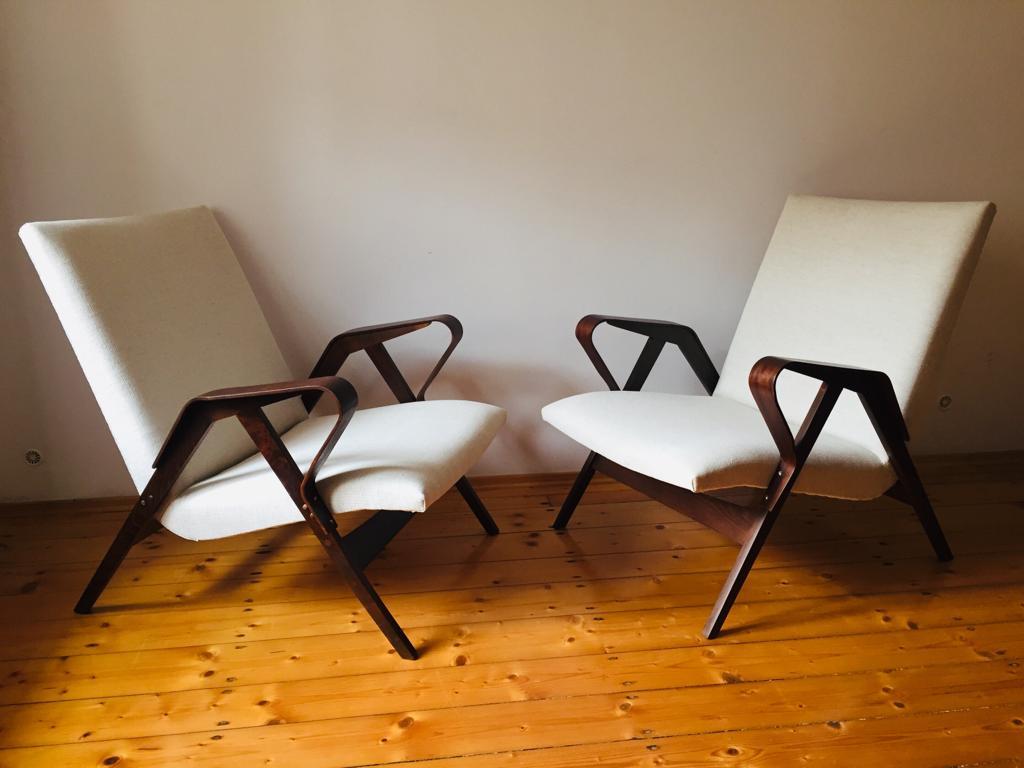 Metà XX secolo Set di due poltrone e sgabello in stile Mid-Centuy di Tatra in vendita