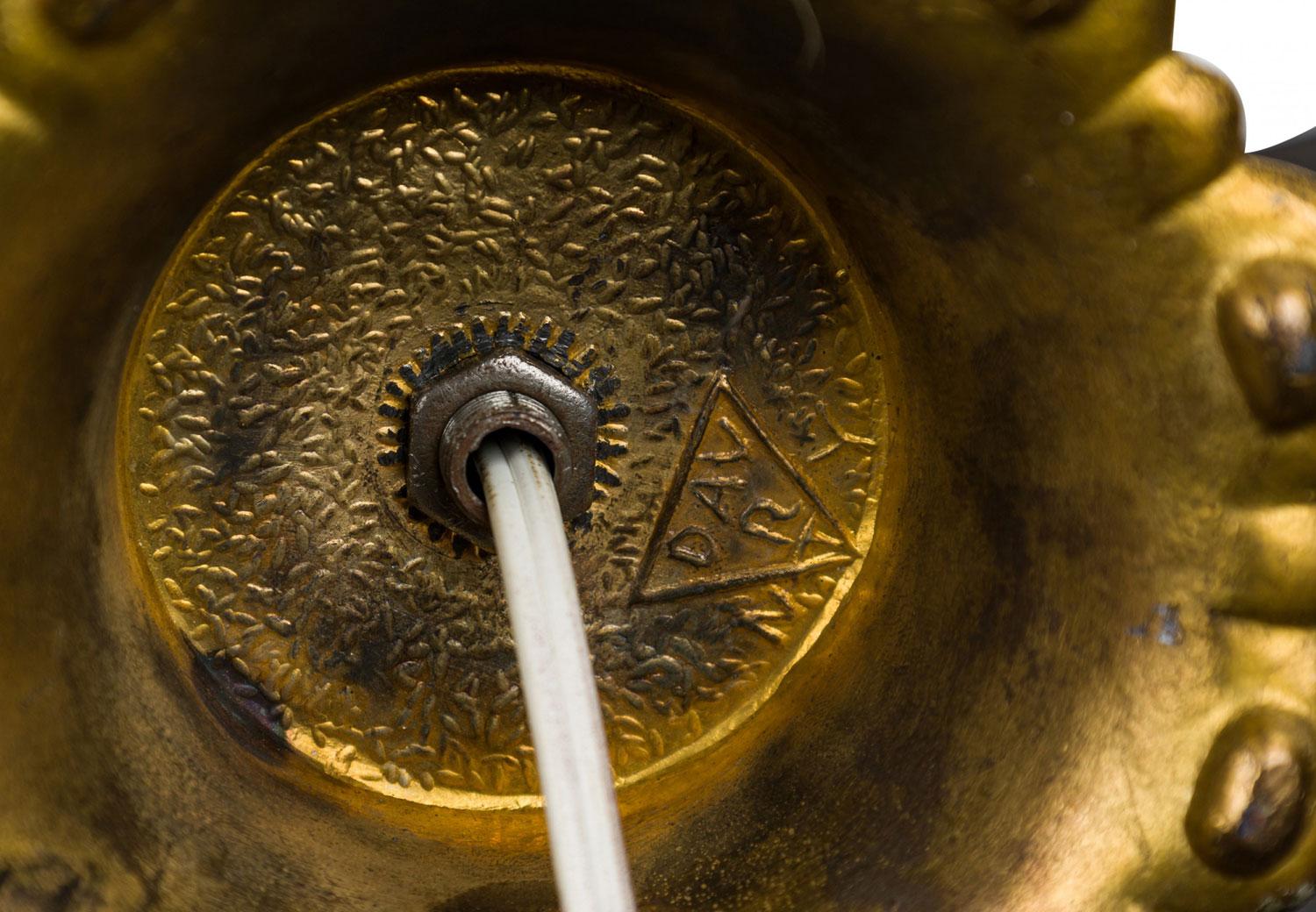 Lampe de table en verre oxblood et laiton de style Mid-Centuy en vente 3