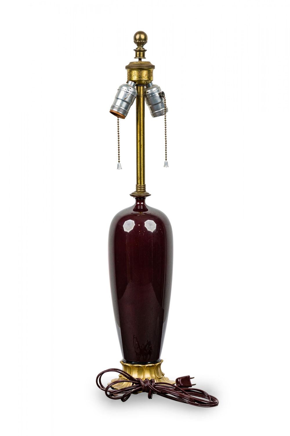 Mid-Century Modern Lampe de table en verre oxblood et laiton de style Mid-Centuy en vente