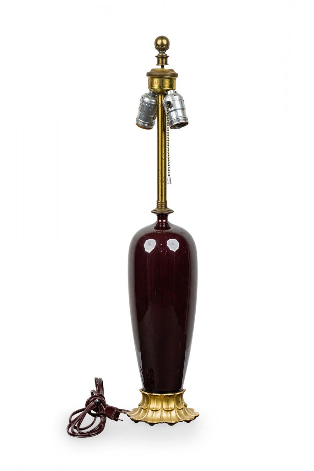 Américain Lampe de table en verre oxblood et laiton de style Mid-Centuy en vente
