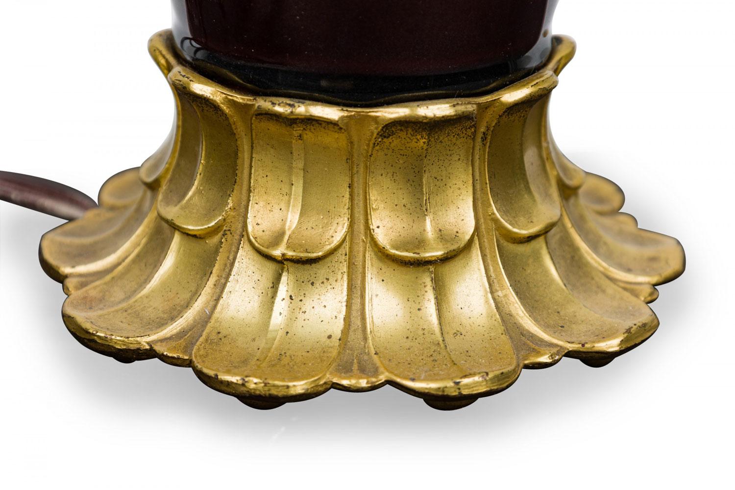 Lampe de table en verre oxblood et laiton de style Mid-Centuy Bon état - En vente à Queens, NY