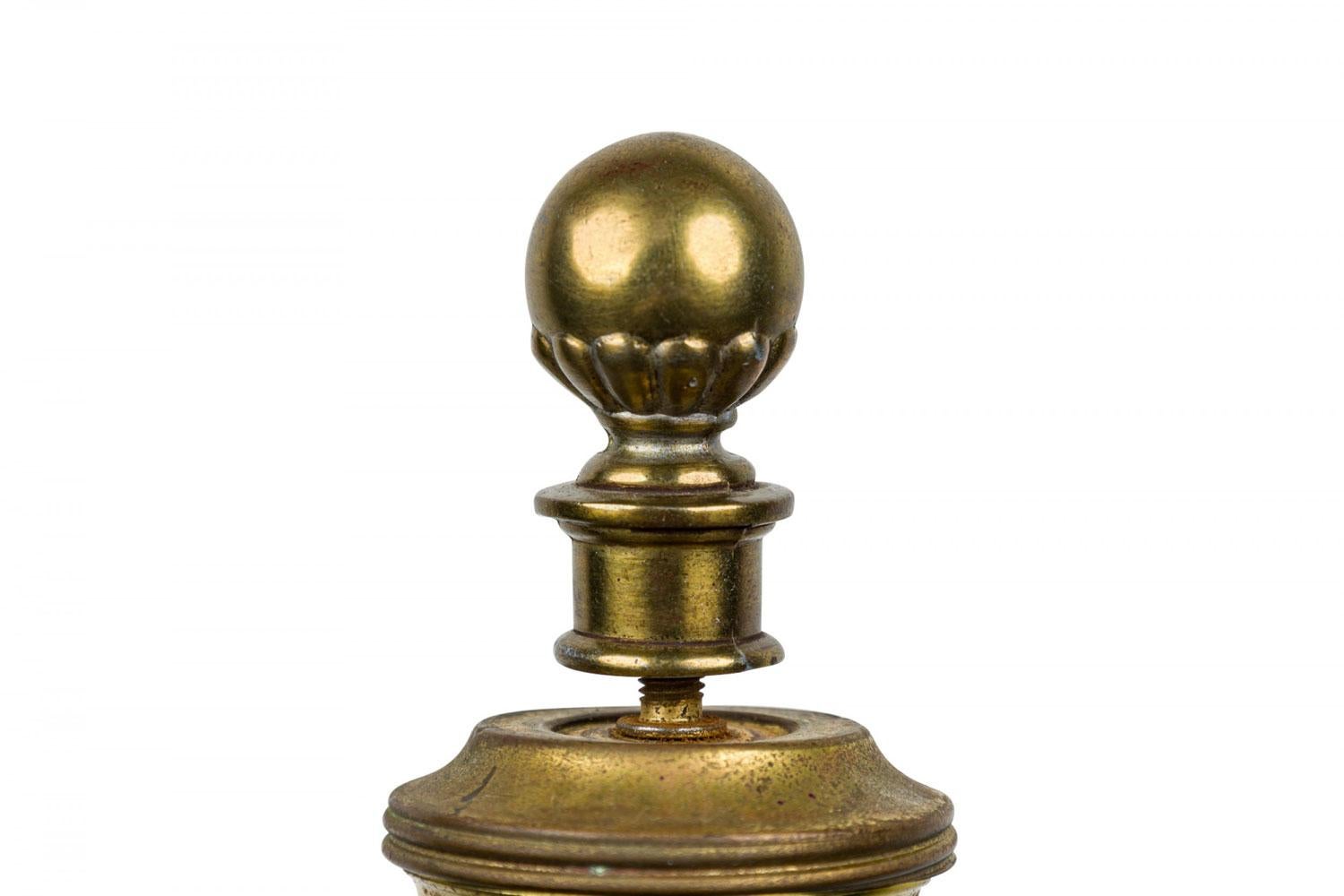 20ième siècle Lampe de table en verre oxblood et laiton de style Mid-Centuy en vente