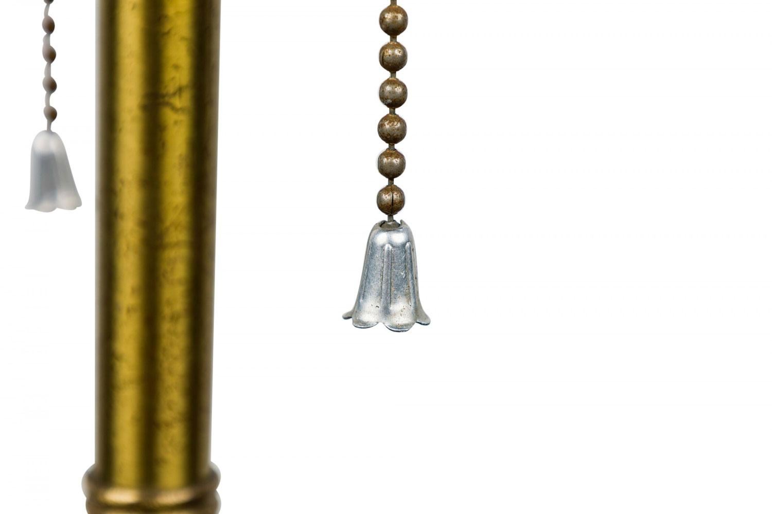 Laiton Lampe de table en verre oxblood et laiton de style Mid-Centuy en vente