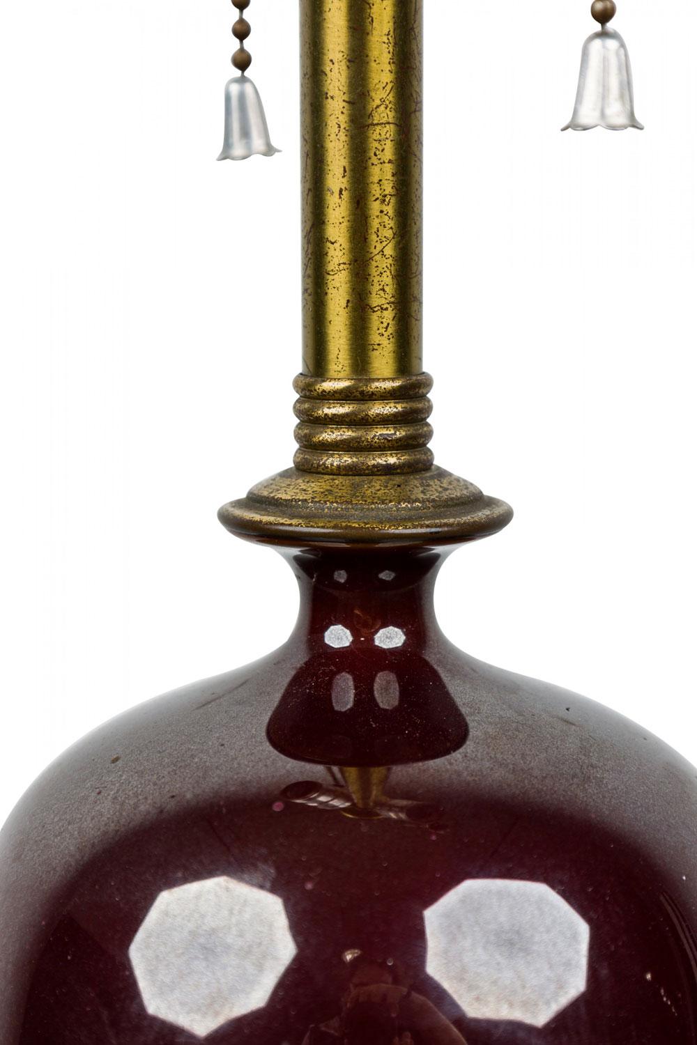 Lampe de table en verre oxblood et laiton de style Mid-Centuy en vente 1