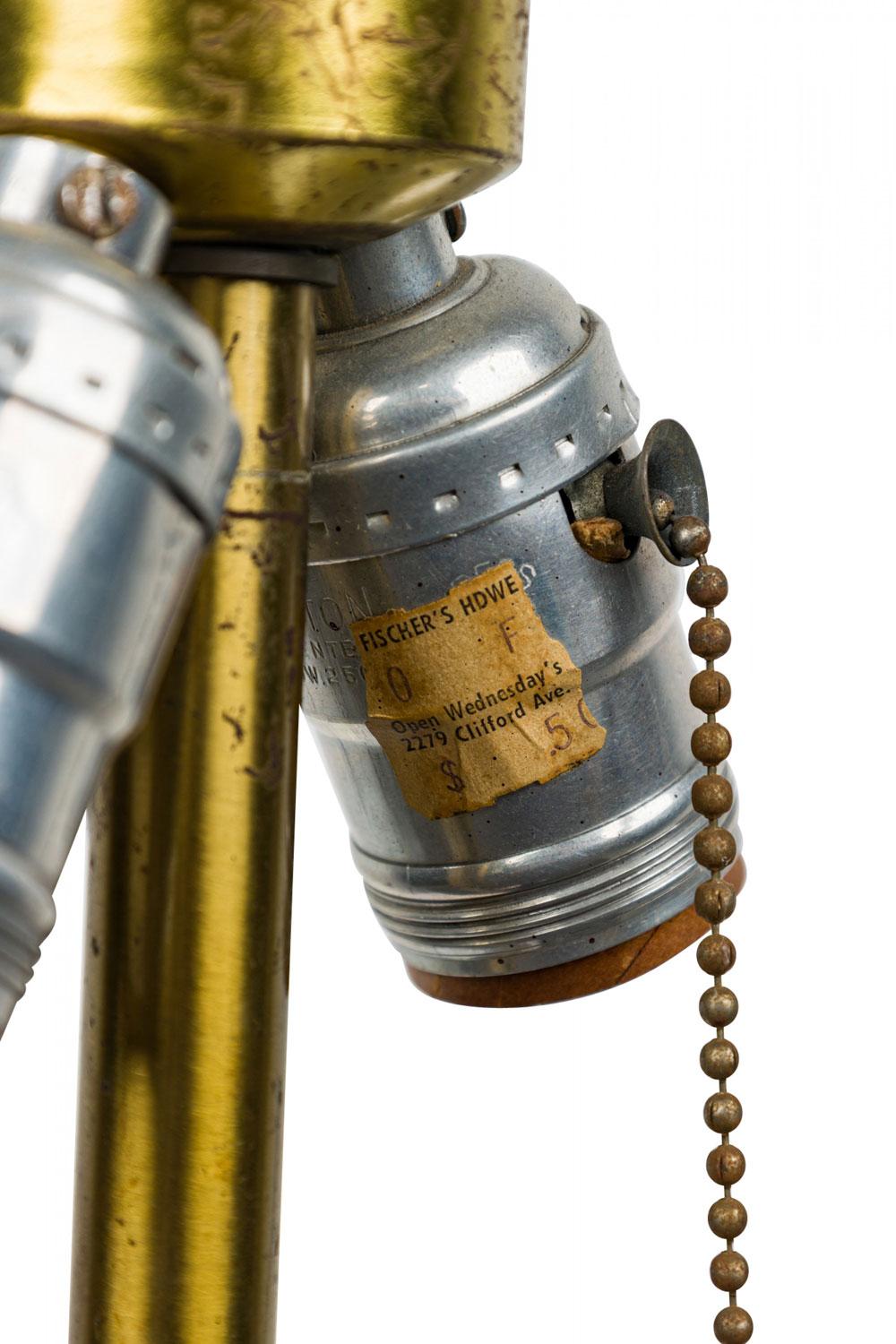 Lampe de table en verre oxblood et laiton de style Mid-Centuy en vente 2