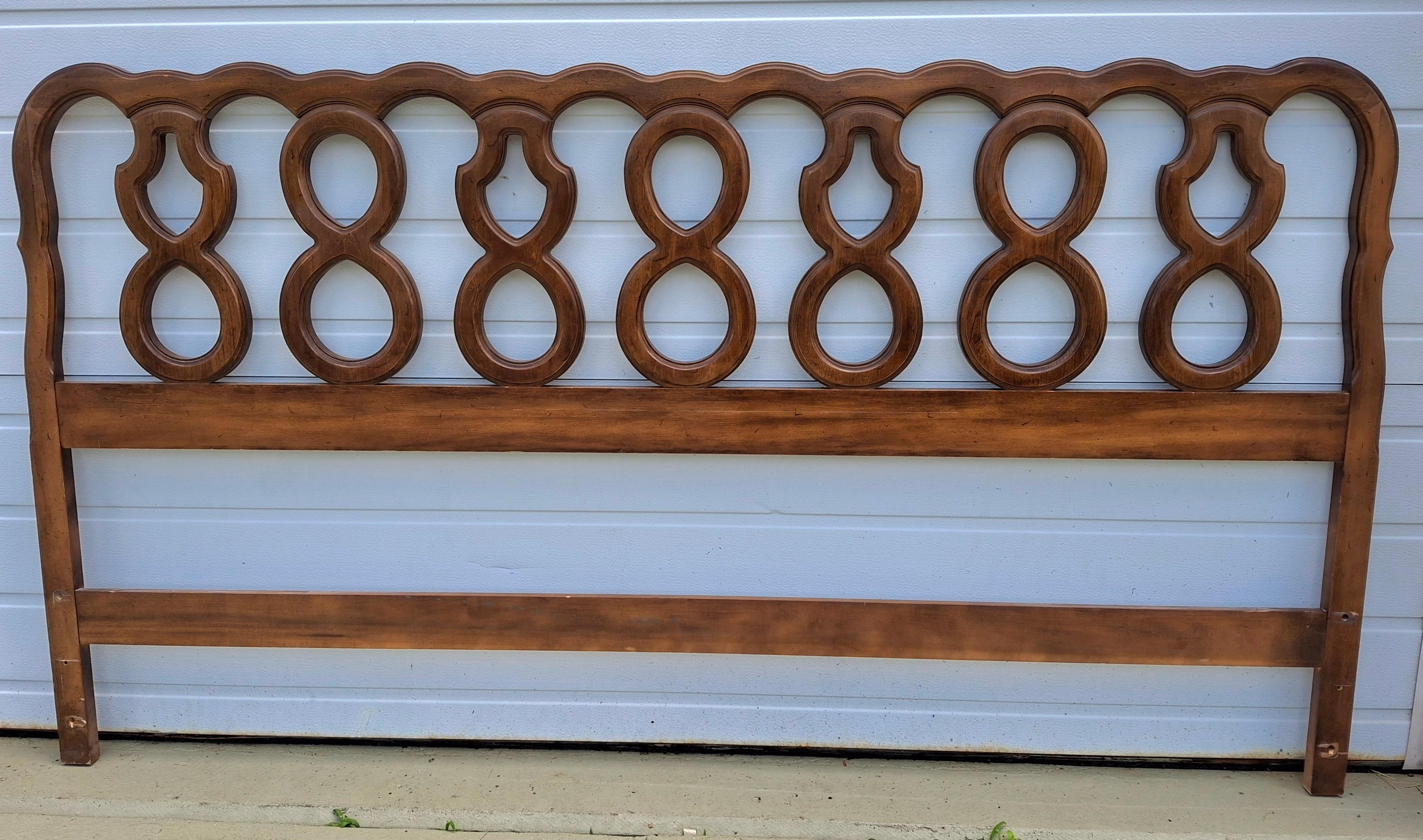 Per la tua considerazione c'è questa testiera king size in legno di Thomasville in stile provinciale della metà del secolo scorso, CIRCA 1969.
Una coppia di comodini, un comò e uno specchio abbinati sono disponibili nel nostro inventario in
