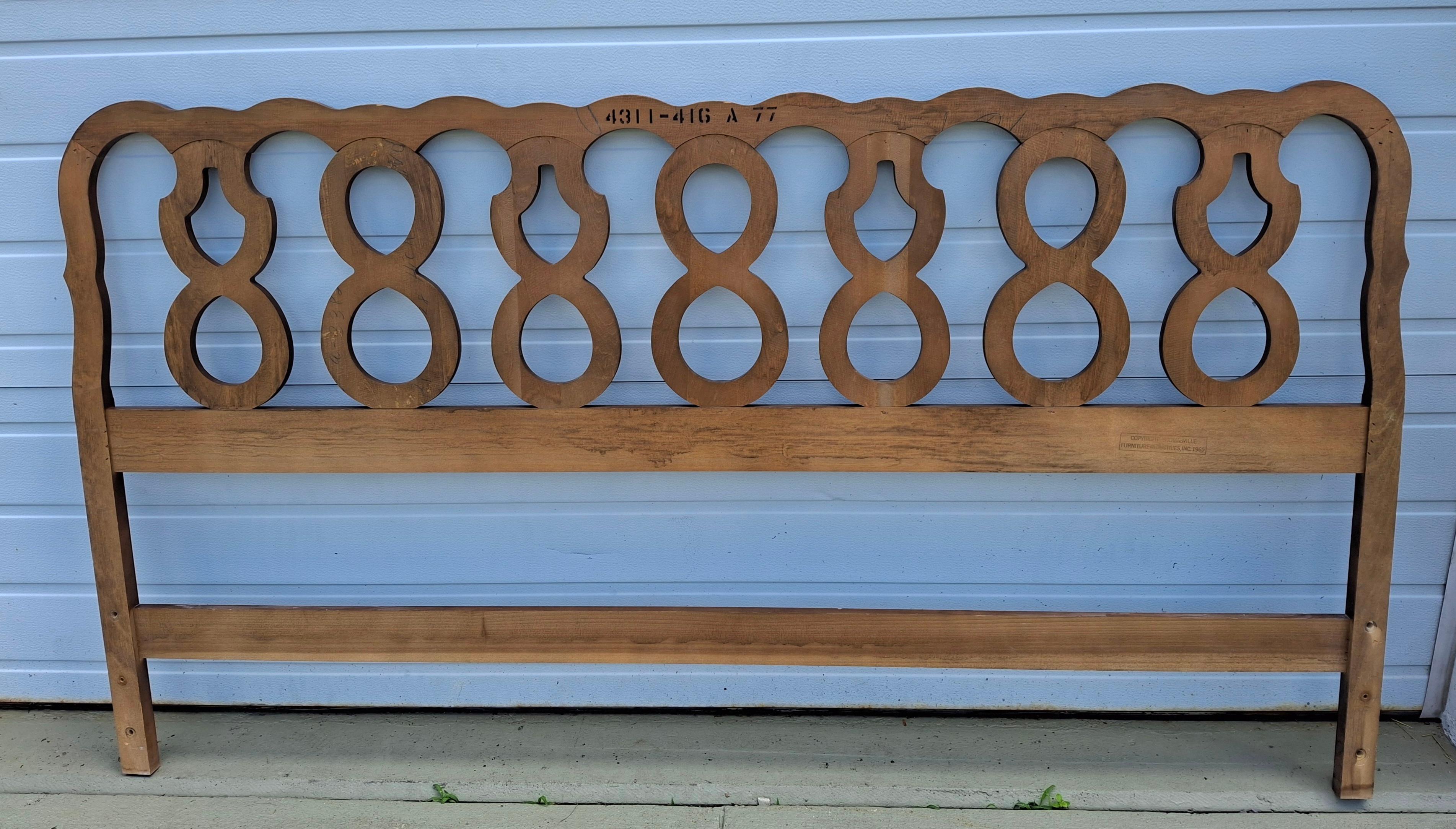 Testiera king in legno di Thomasville in stile provinciale della metà del secolo scorso, CIRCA 1969 In condizioni buone in vendita a Germantown, MD