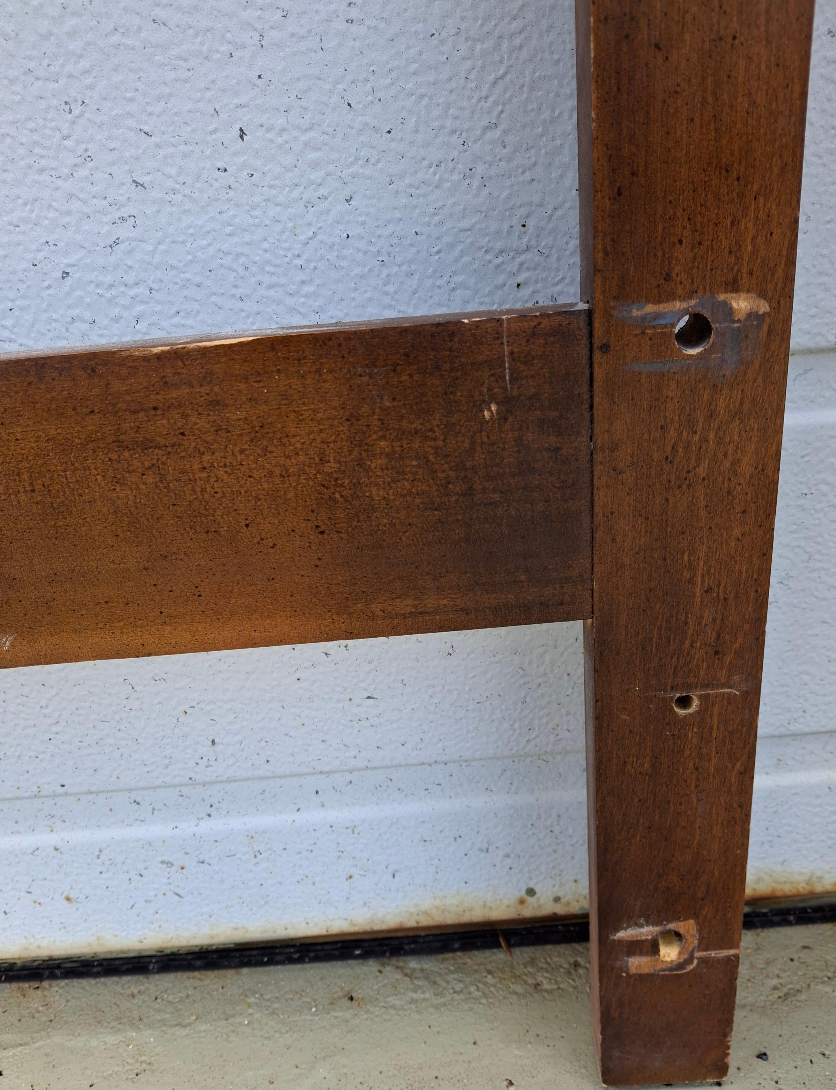 XX secolo Testiera king in legno di Thomasville in stile provinciale della metà del secolo scorso, CIRCA 1969 in vendita