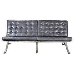 Sillón de estilo Barcelona moderno de mediados de siglo en cuero gris cromado dos de dos