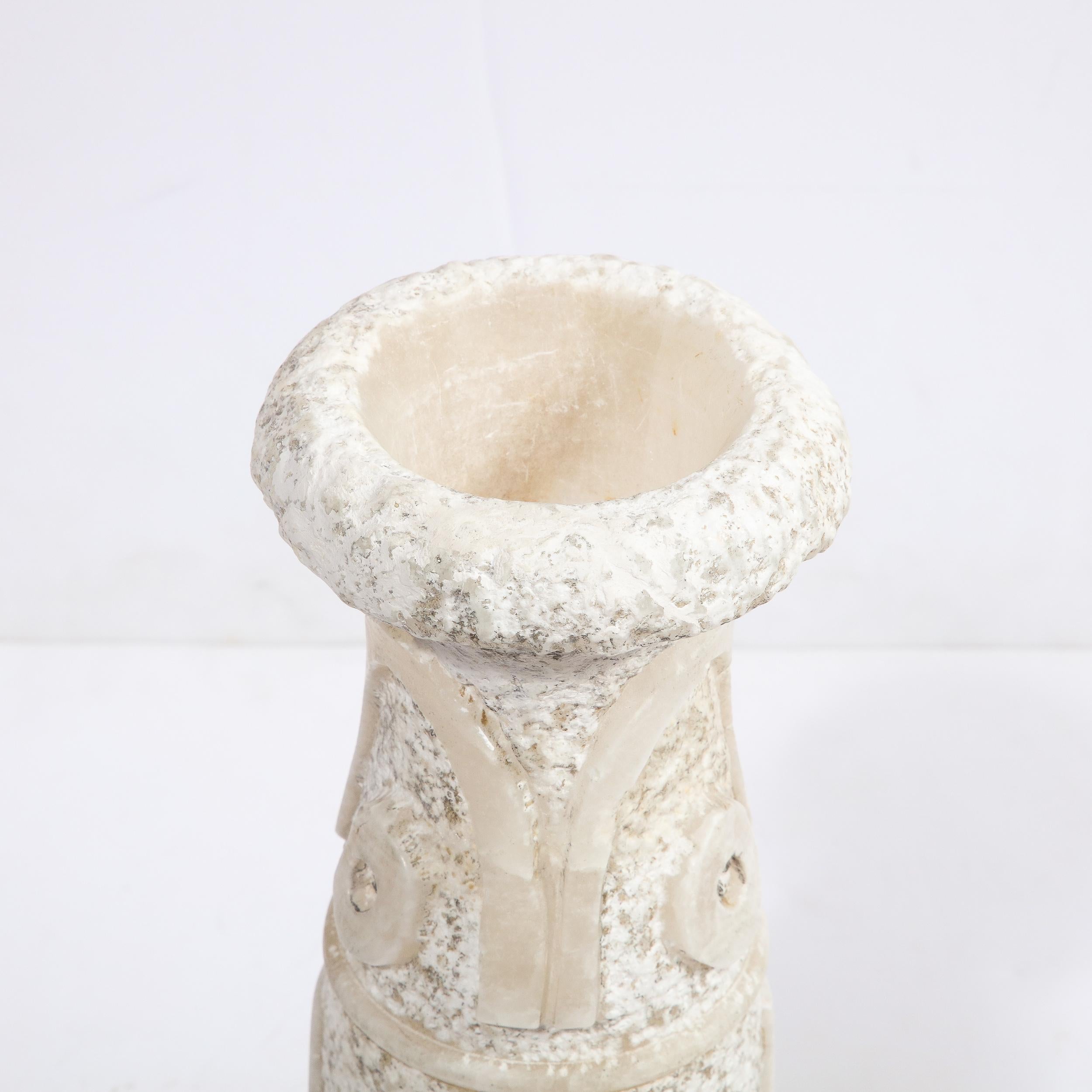 Mid-Century Modern Vase en marbre primitiviste du milieu du siècle avec détails géométriques sculptés en relief  en vente