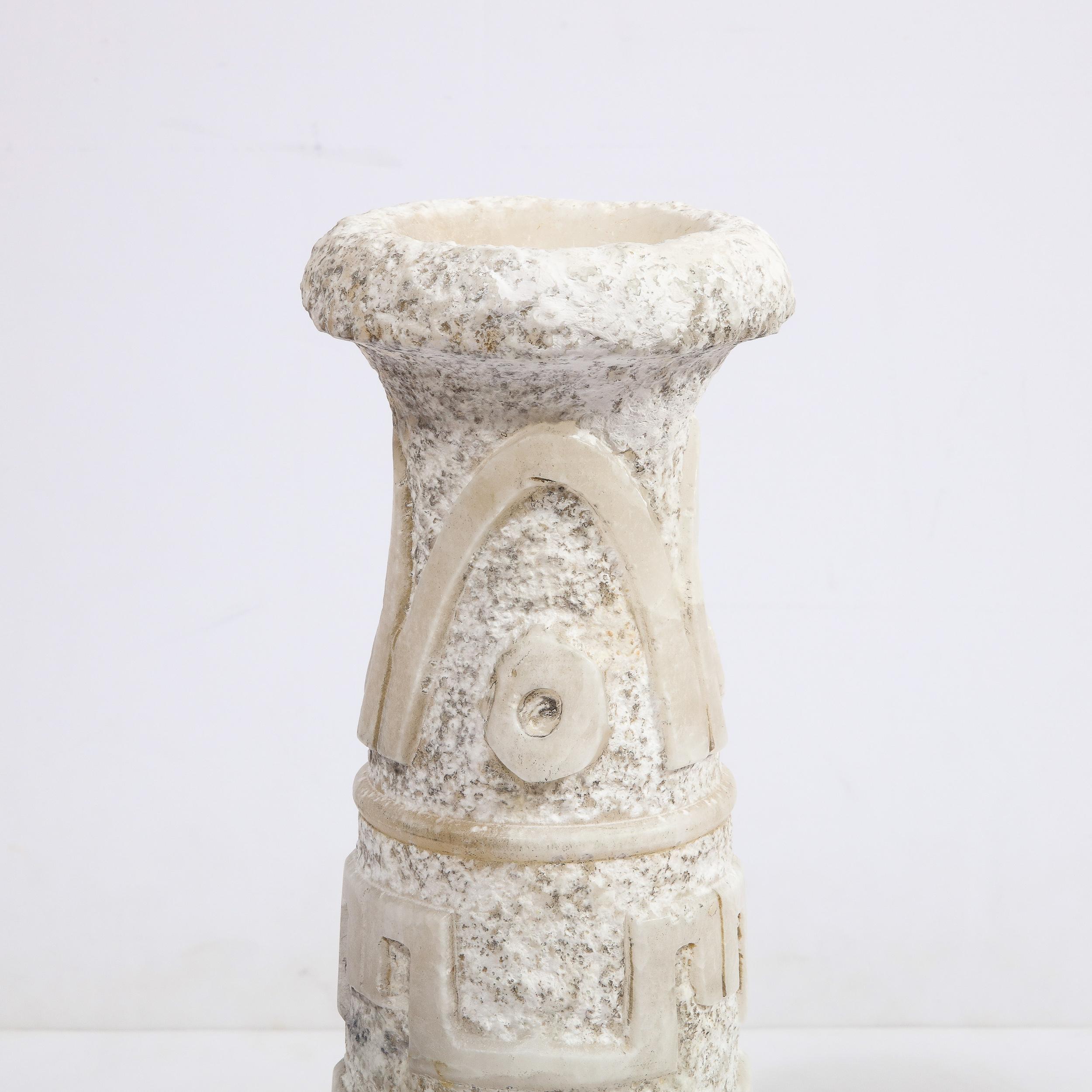 Vase en marbre primitiviste du milieu du siècle avec détails géométriques sculptés en relief  Excellent état - En vente à New York, NY
