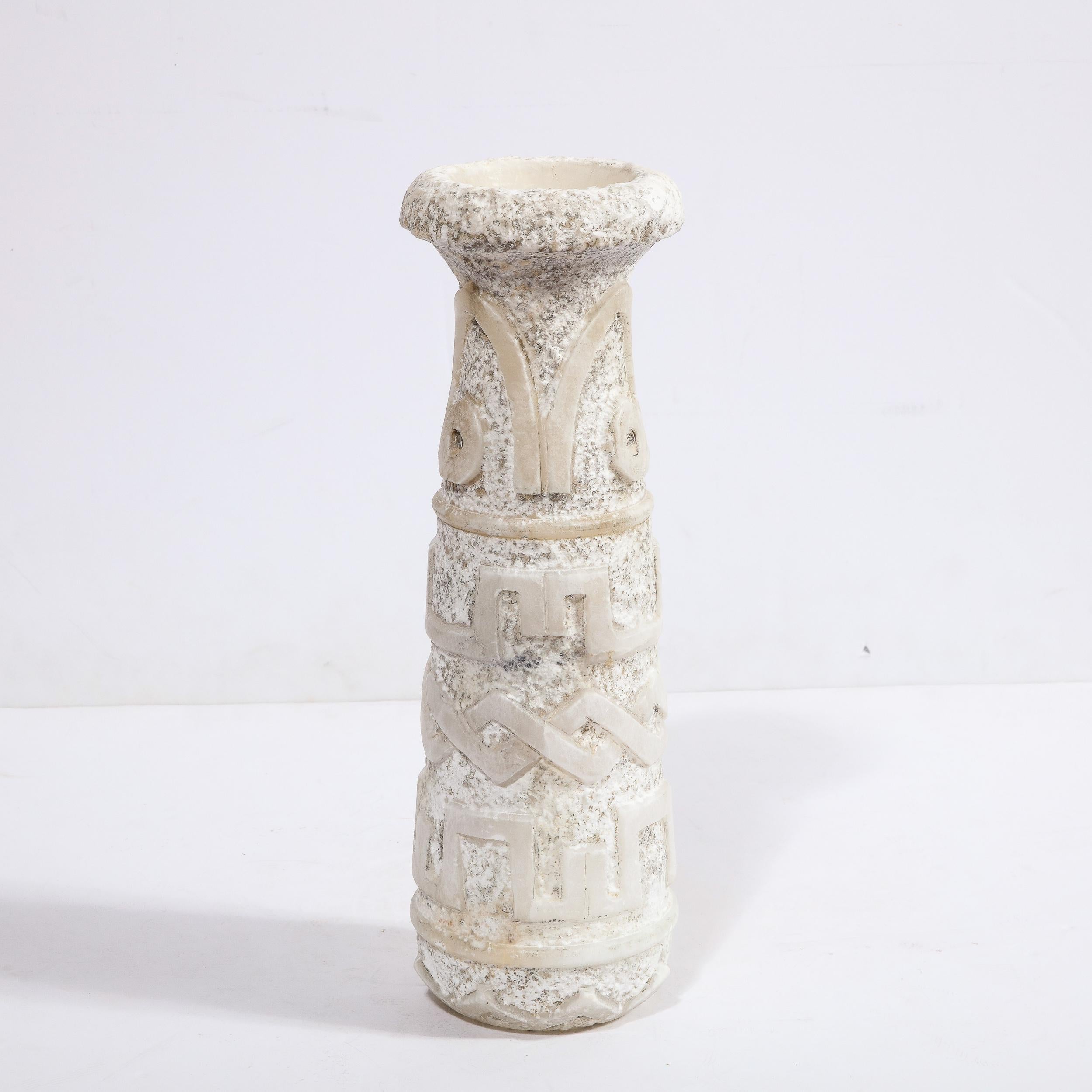 Marbre Vase en marbre primitiviste du milieu du siècle avec détails géométriques sculptés en relief  en vente