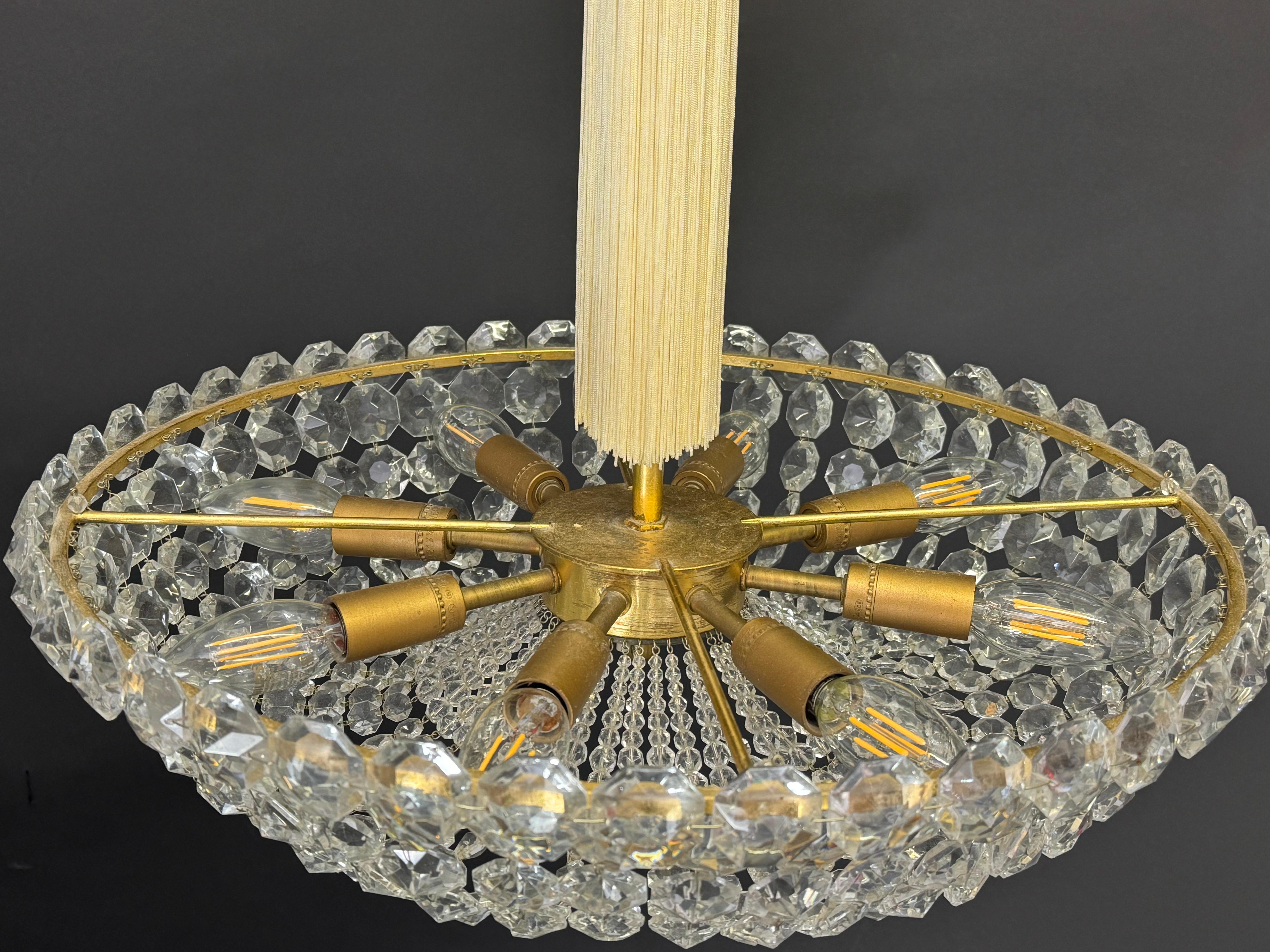 Mid-Century Modern Lustre en cristal Bakalowis du milieu du XIXe siècle avec suspension à glands en soie, années 1960 en vente