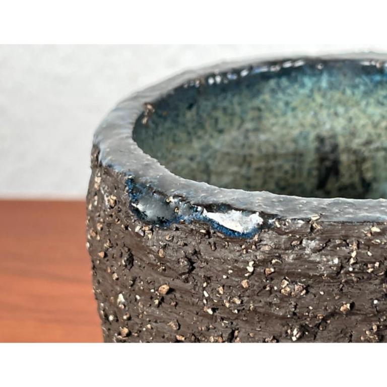 Mid-Cenutry Brutalist Studio Pottery Vase Signed 55, in Very Good conditions. Designed 1960 to 1969.

Additional information:
Materials: Ceramic
Color: Blue
Styles: Brutalist, Mid-Century Modern
Item Type: Vintage, Antique or Pre-owned
Dimensions: