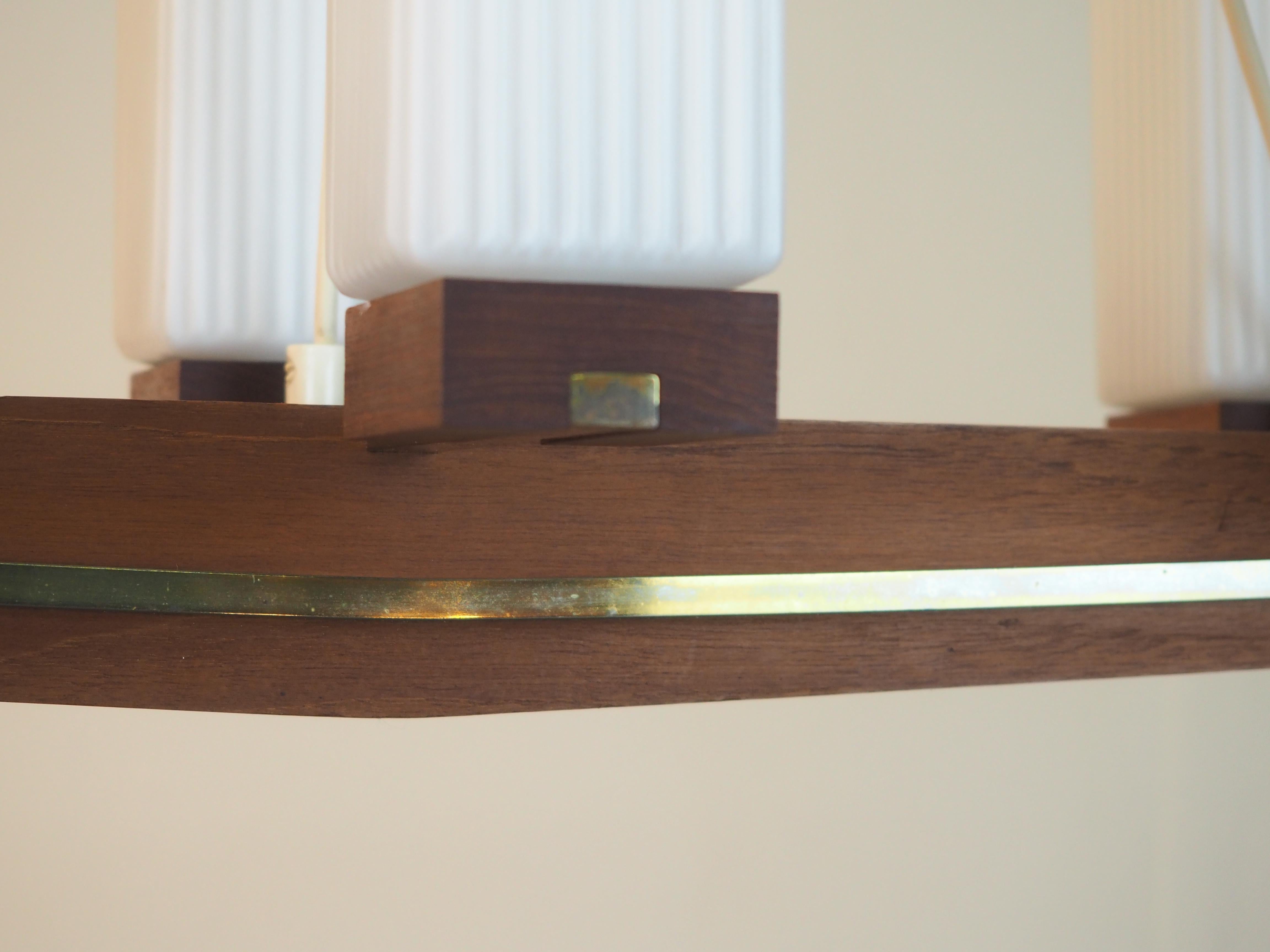 Metà XX secolo Lampadario danese midcenutry in ottone teak e vetro opalino, anni '60 circa in vendita