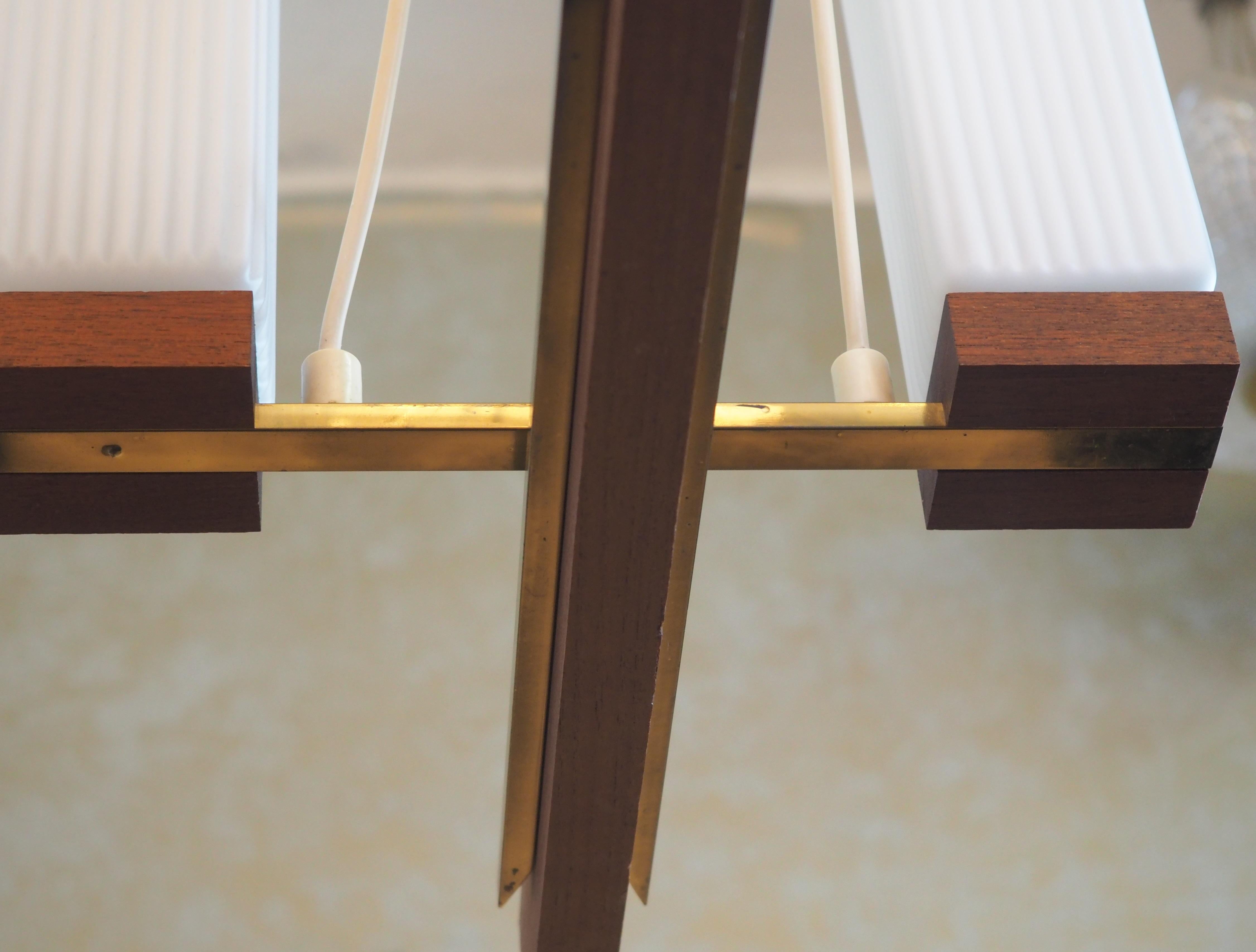 Lampadario danese midcenutry in ottone teak e vetro opalino, anni '60 circa in vendita 2