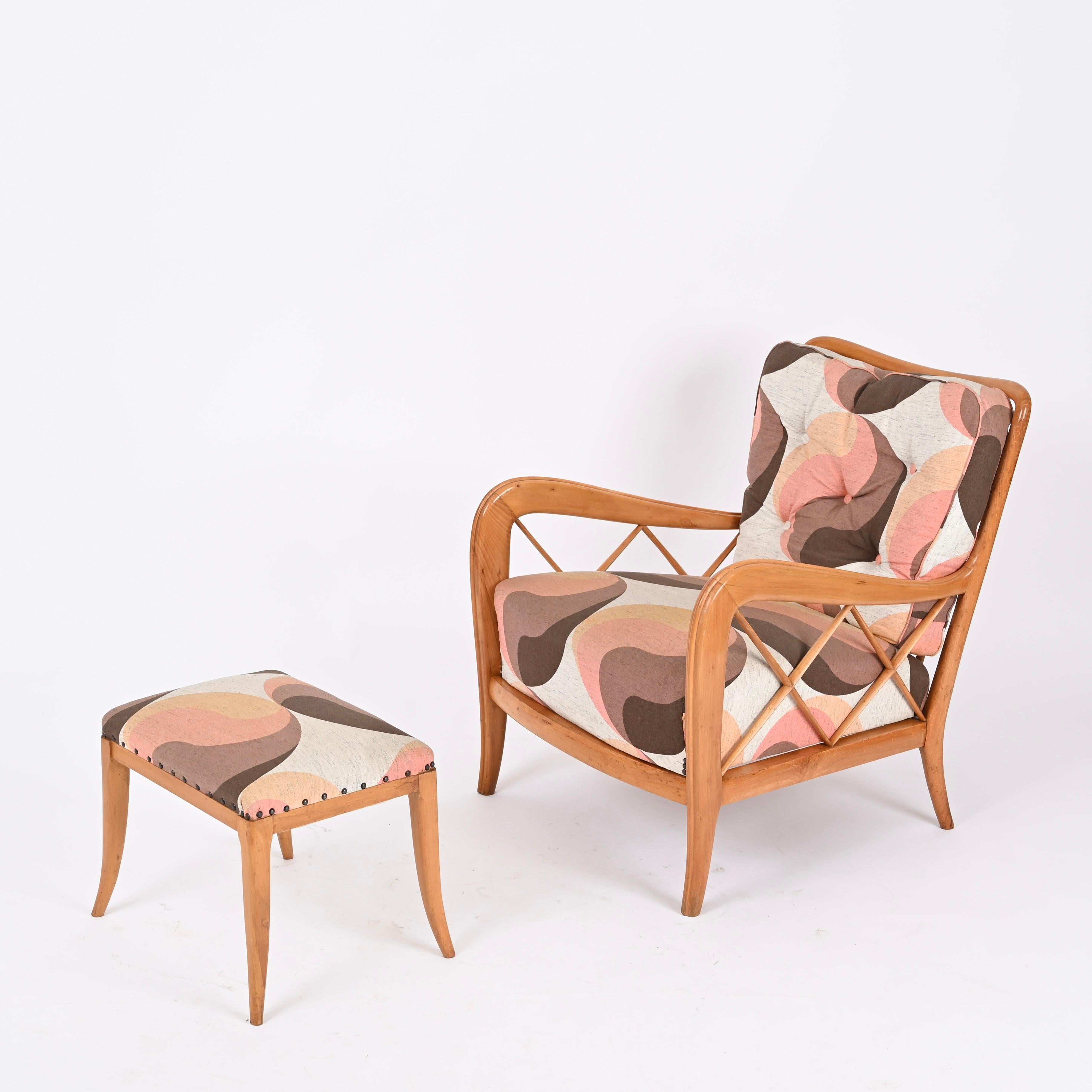 Magnifique fauteuil / chaise longue Mid-Century avec ottoman entièrement réalisé en bois de hêtre. Cette pièce emblématique a été conçue par Paolo Buffa et produite par Brugnoli Cantù en Italie dans les années 1950.

Ce magnifique ensemble