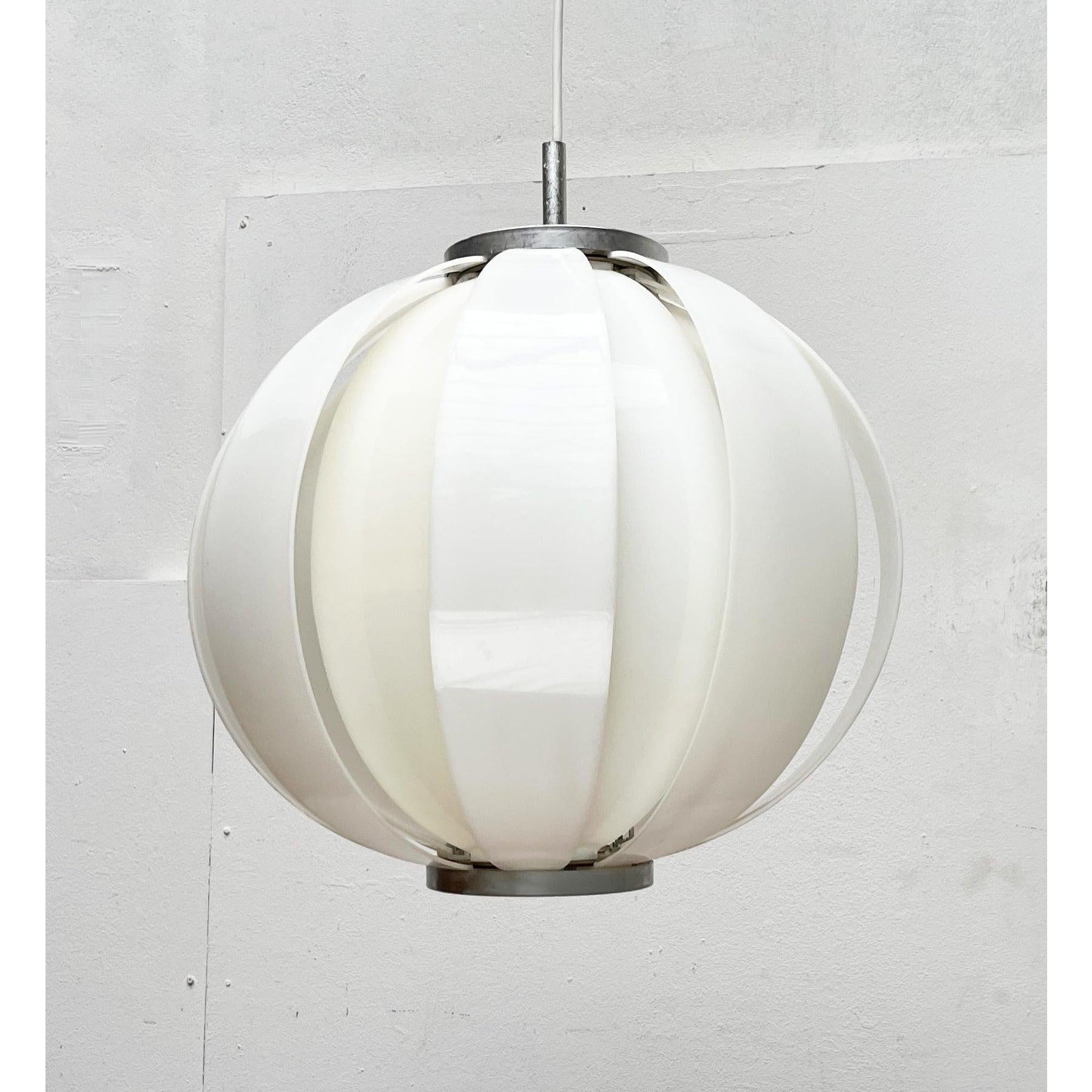 Lampada a sospensione a forma di luna lamellare di metà secolo, anni '60 in vendita 4