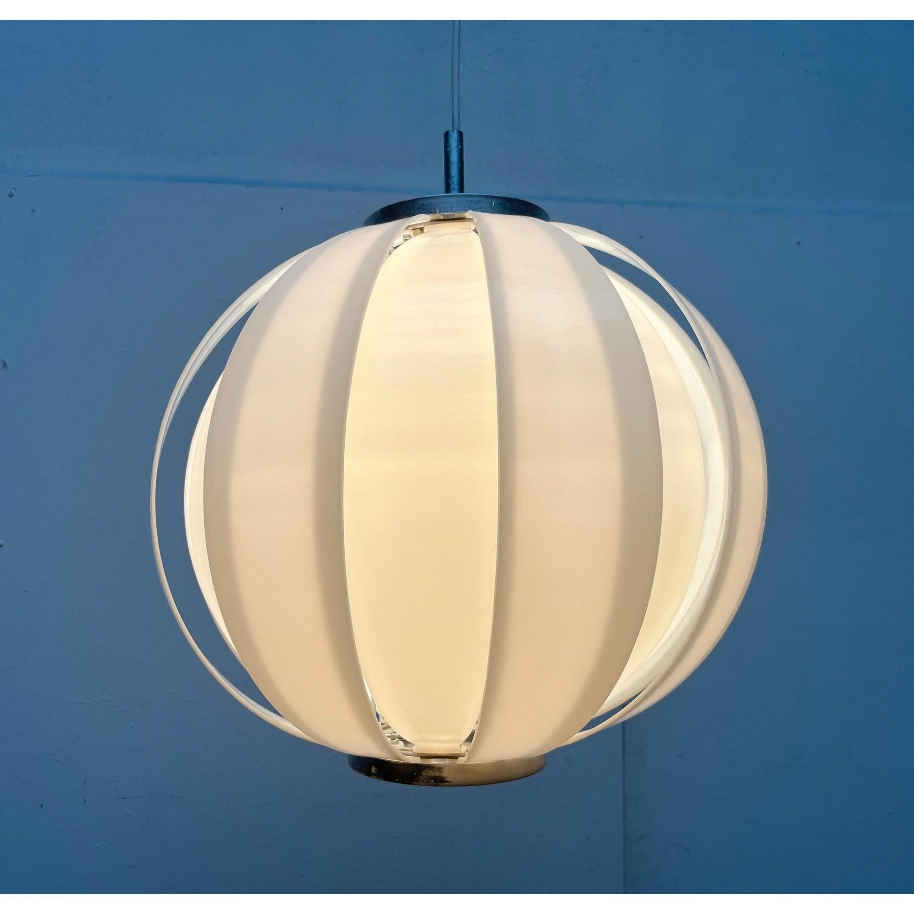 Lampada a sospensione a forma di luna lamellare di metà secolo, anni '60 in vendita 5