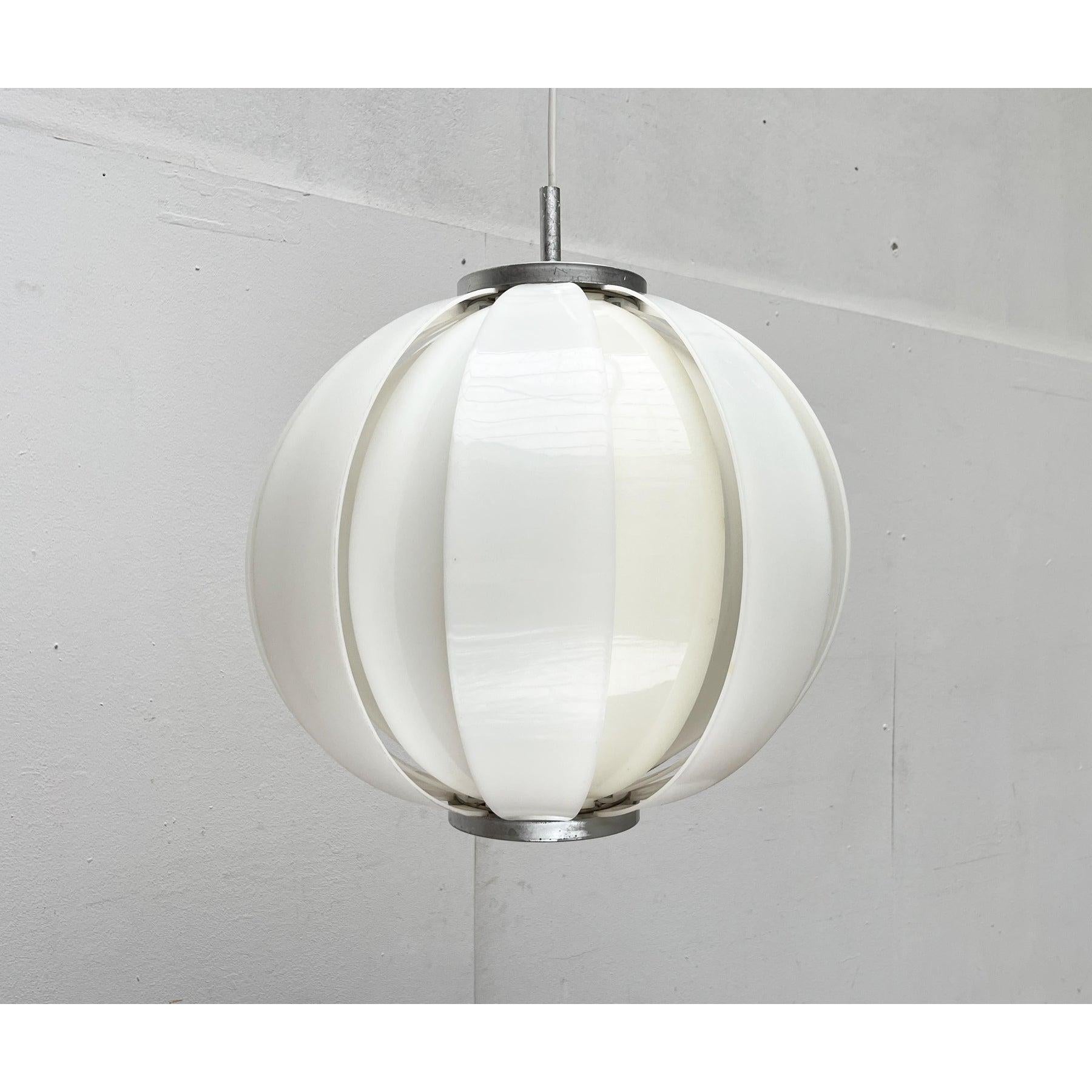 Grande lampada a lamelle di NO AGE.

Il corpo sferico della lampada è composto da lamelle in plastica traslucida, disposte intorno a un punto centrale. Sono bloccati su due livelli in alto e in basso e formano un arco. Le lamelle fungono sia da
