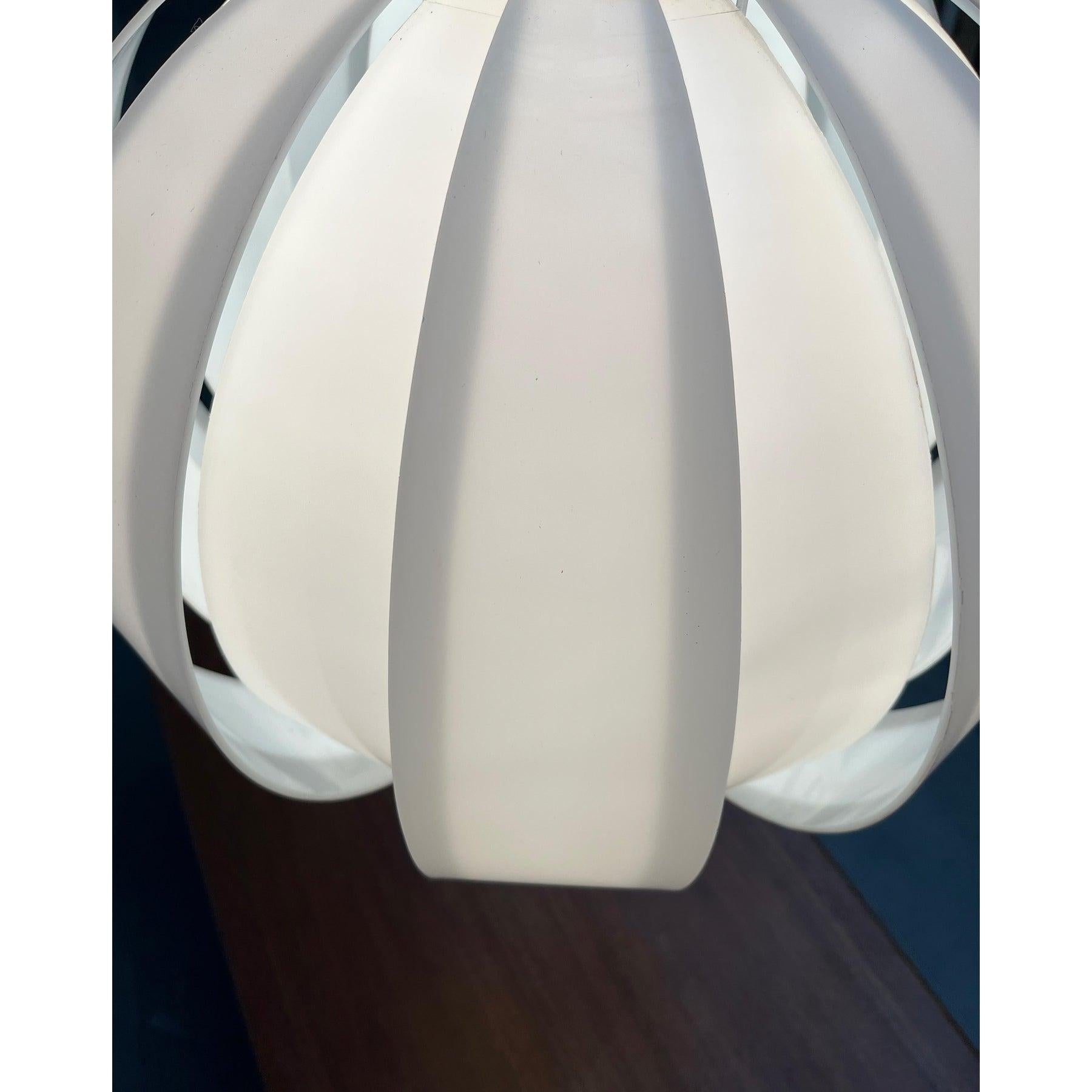 Space Age Lampada a sospensione a forma di luna lamellare di metà secolo, anni '60 in vendita
