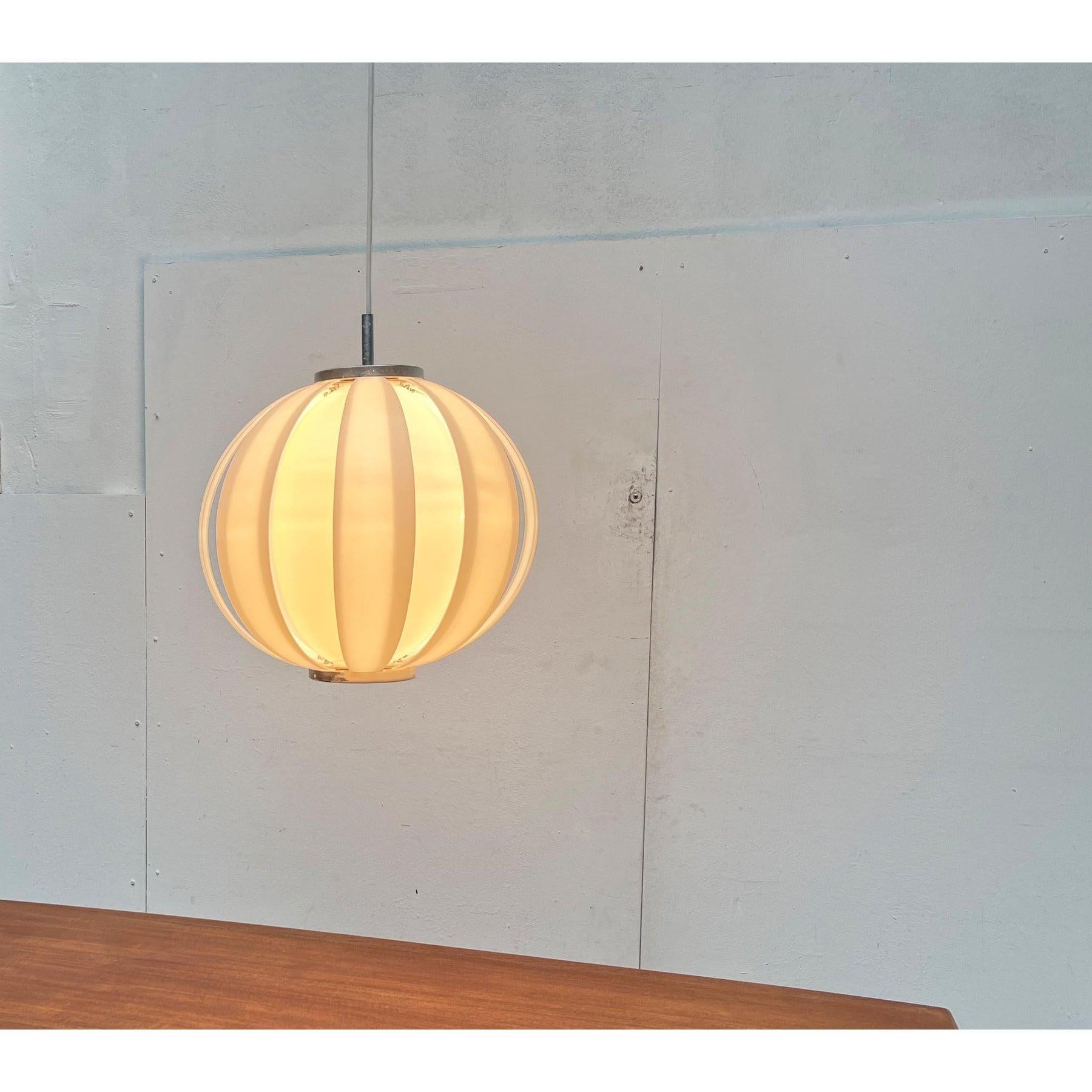 Lampada a sospensione a forma di luna lamellare di metà secolo, anni '60 In condizioni ottime in vendita a Hamburg, DE