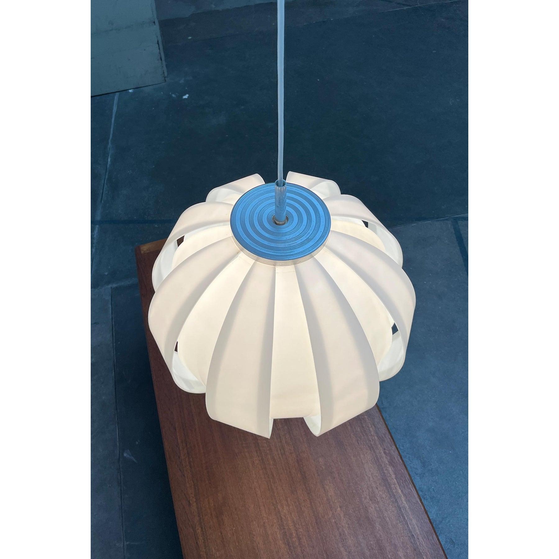 Lampada a sospensione a forma di luna lamellare di metà secolo, anni '60 in vendita 1