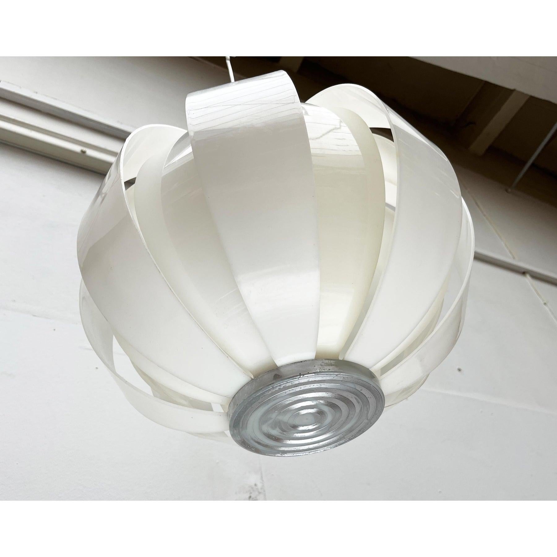 Lampada a sospensione a forma di luna lamellare di metà secolo, anni '60 in vendita 2