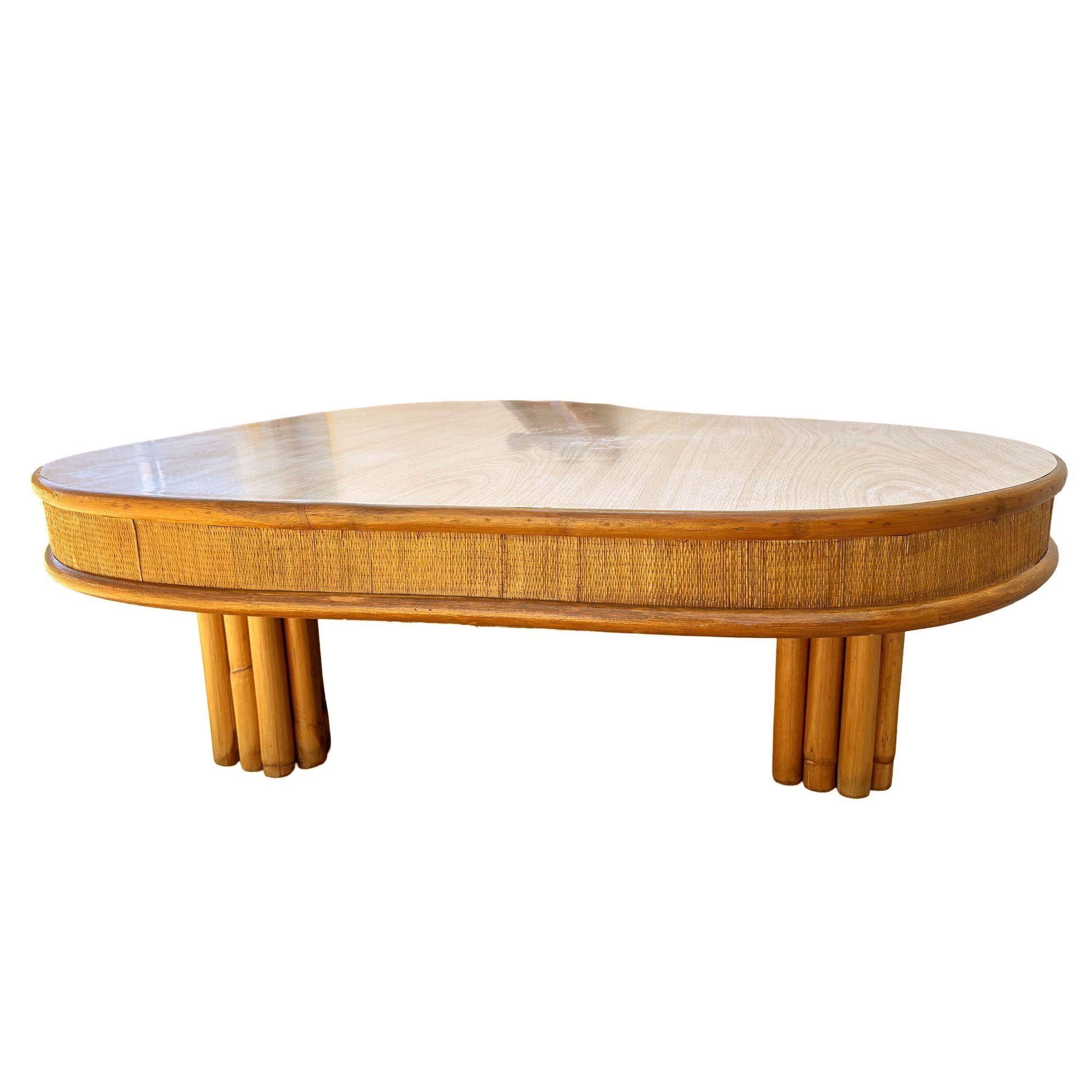 Américain Grande table basse biomorphe en rotin du milieu du siècle avec côtés en Grassmat en vente