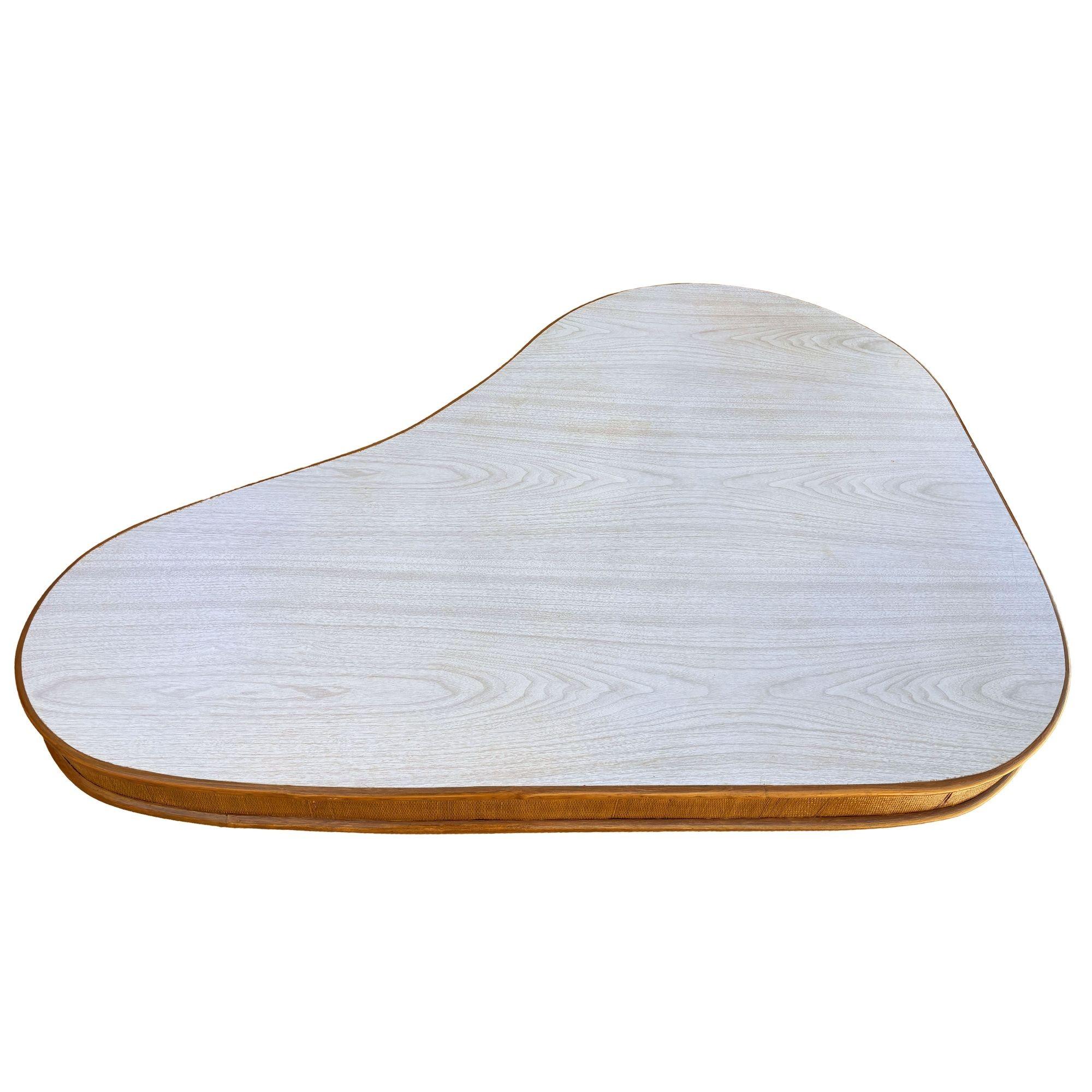 Grande table basse biomorphe en rotin du milieu du siècle avec côtés en Grassmat Excellent état - En vente à Van Nuys, CA