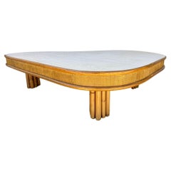 Großer 5' Fuß großer Biomorpher Rattan-Couchtisch aus der Mitte des Jahrhunderts mit Grasmatte-Beinen