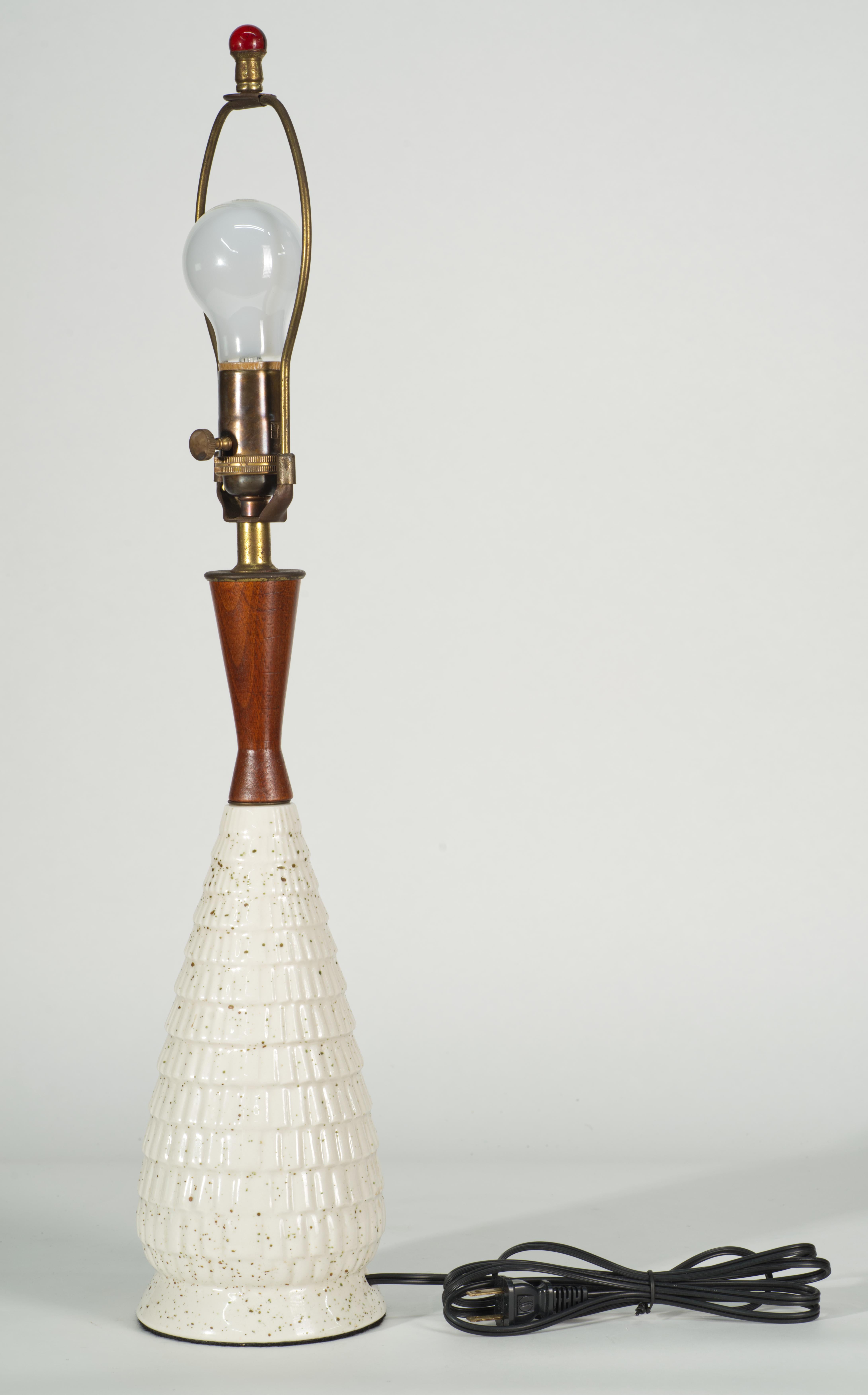 Lámpara de sobremesa escultórica de cerámica y madera de mediados de la era modernista Moderno de mediados de siglo en venta