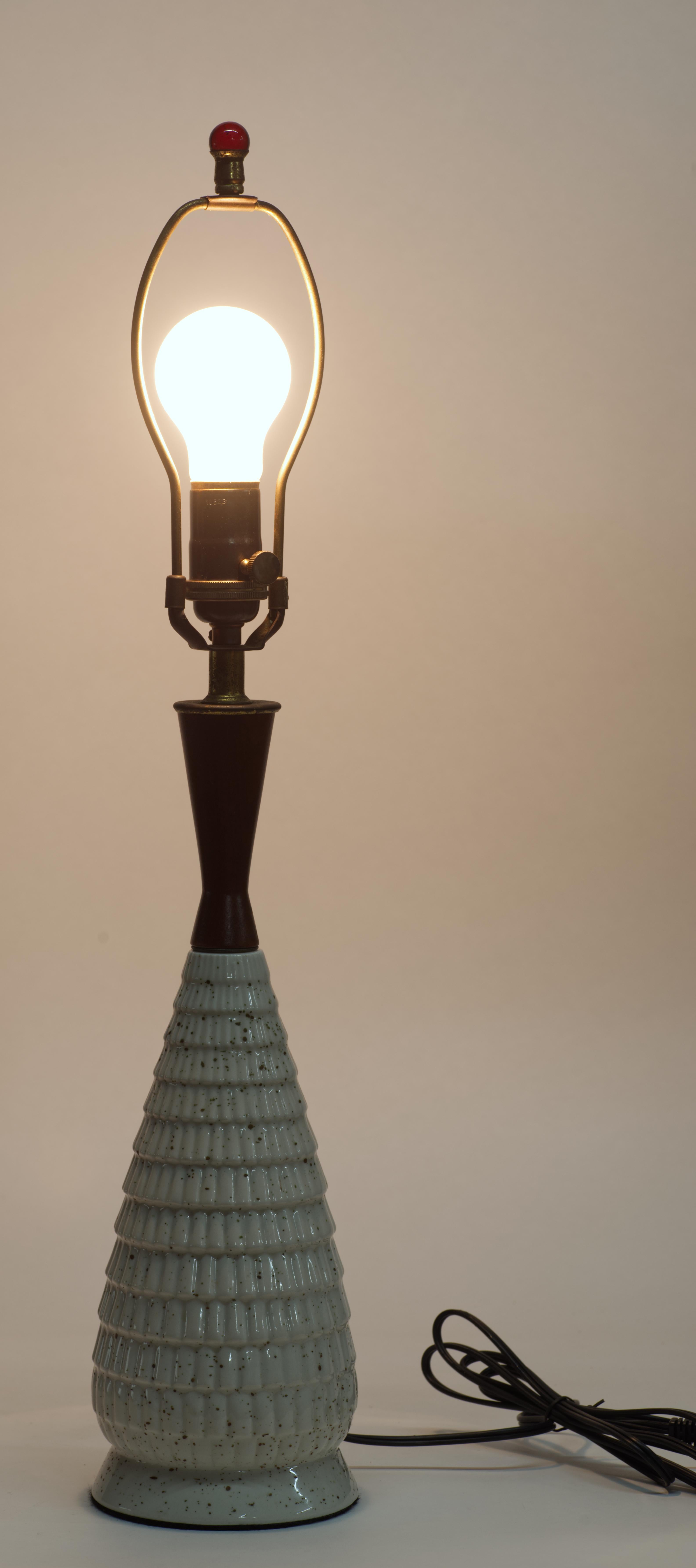Lámpara de sobremesa escultórica de cerámica y madera de mediados de la era modernista Estadounidense en venta