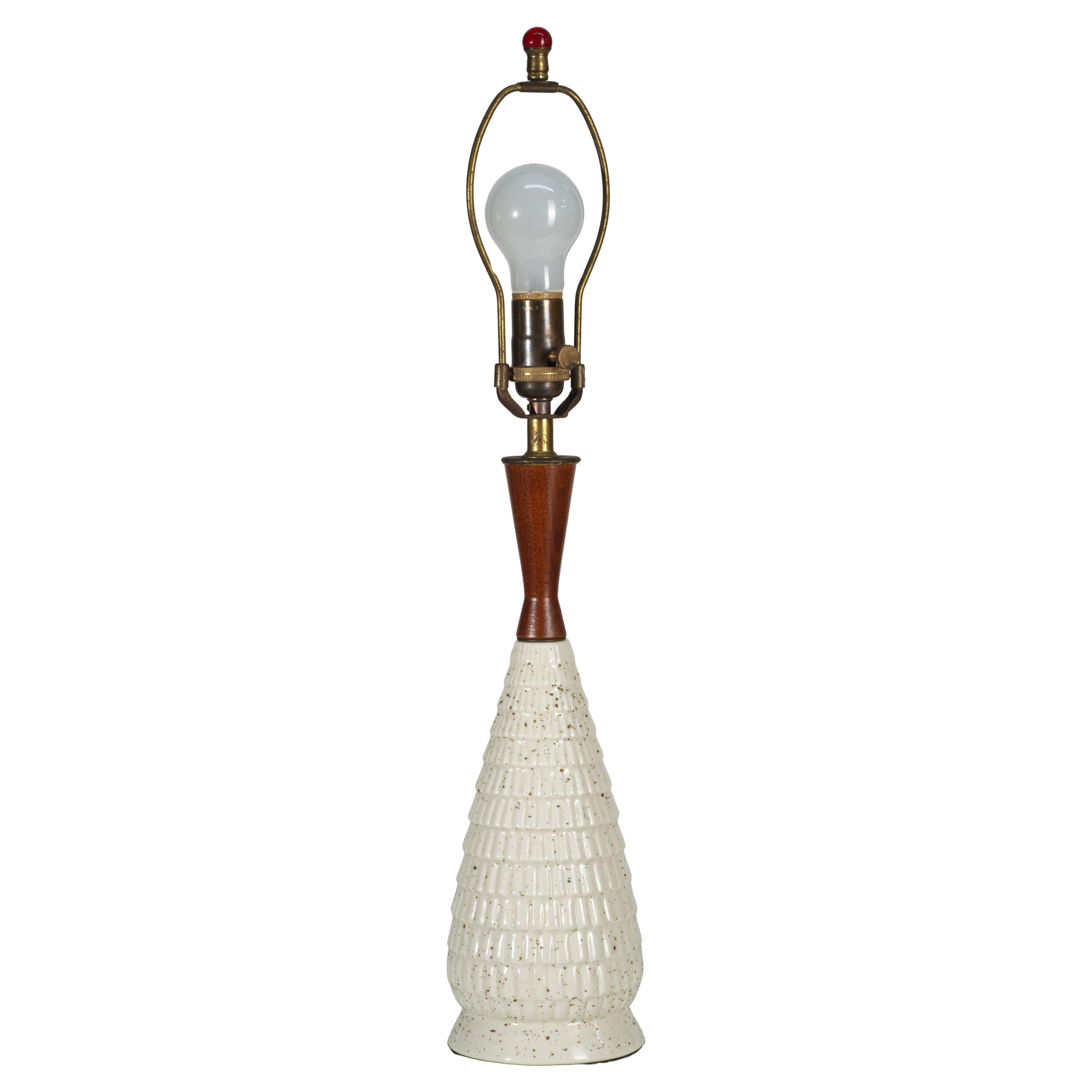 Mitte cModernist skulpturale Keramik und Wood Tischlampe