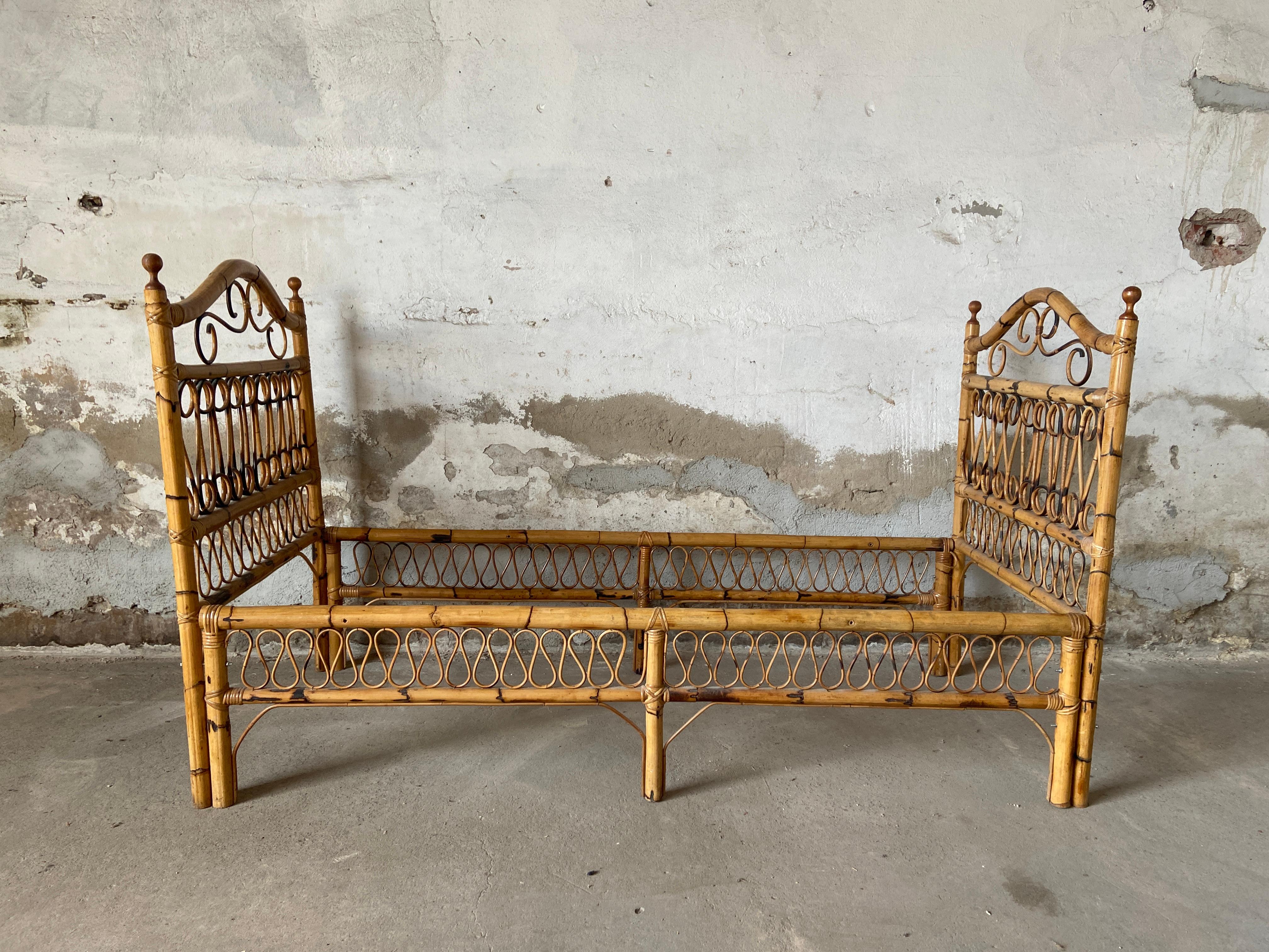 Mid-Century Modern Italian bamboo and rattan single bed or day bed from 1970s.
The Bed is in real good vintage conditions, wear consistent with age and use.
Quotation for bed net and mattress on request.
